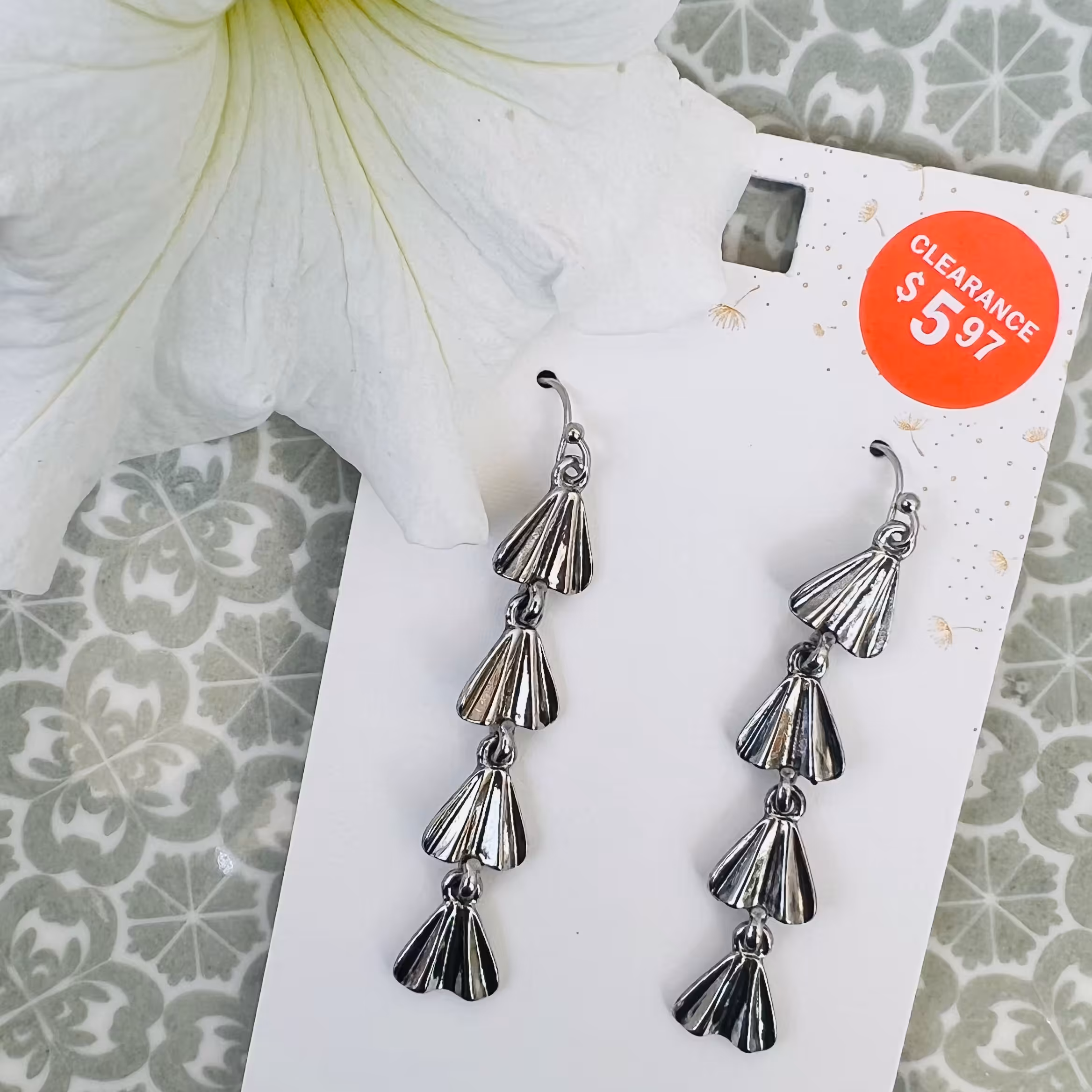 گوشواره ی نقره ای پر قاصدک با خش مشکی