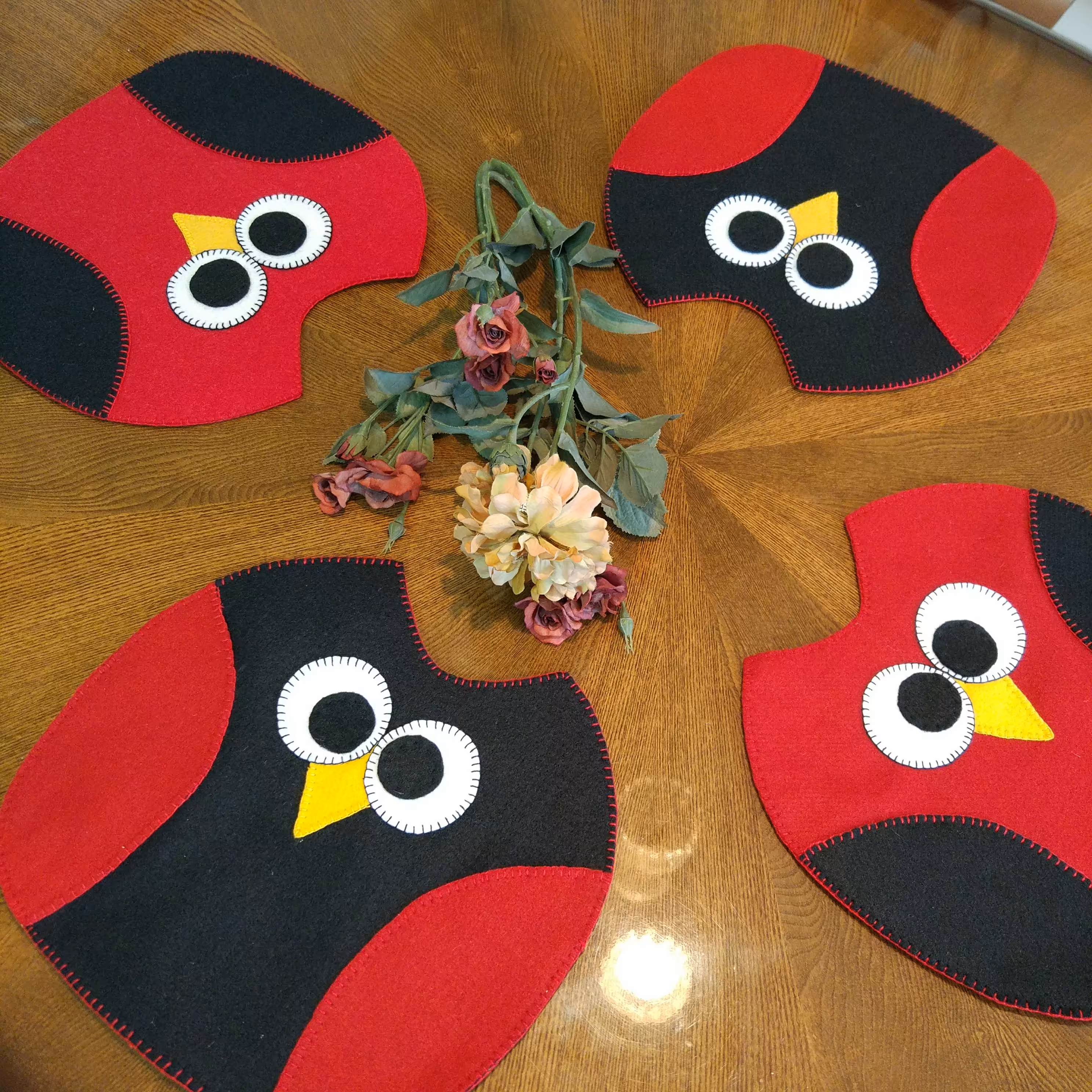 چهار عدد زیر بشقابی نمدی دست دوز طرح جغد