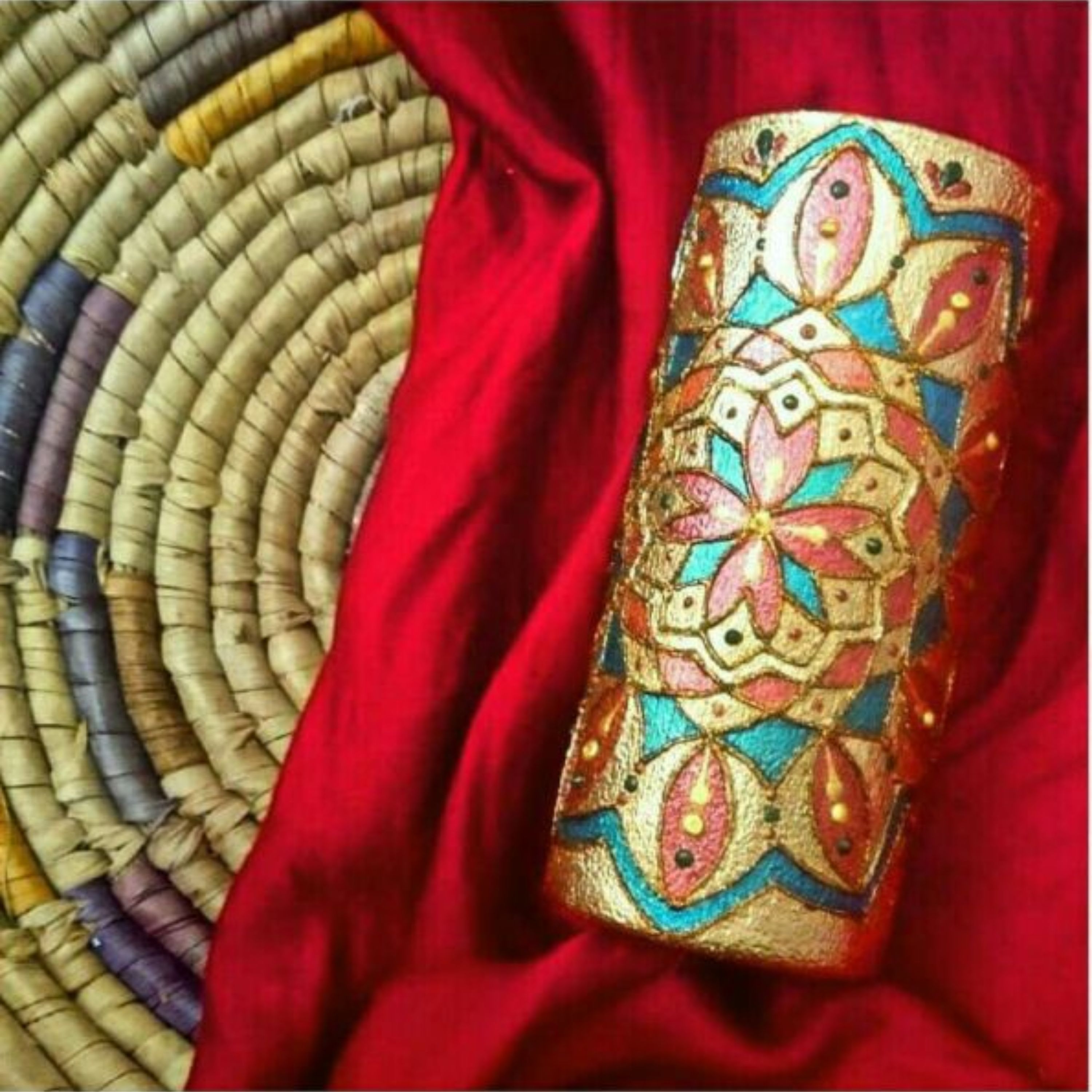 گلدان طلایی نقطه کوبی شیشه ای سایز 13سانتی متربا رنگ ثابت و نقش برجسته
