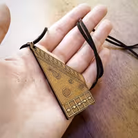 گردنبند ساز قانون چوبی با بند چرمی