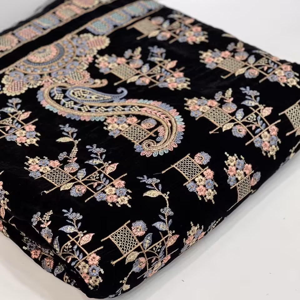 پارچه مخمل سوزندوزی گلدار زمینه مشکی 9 هزار  