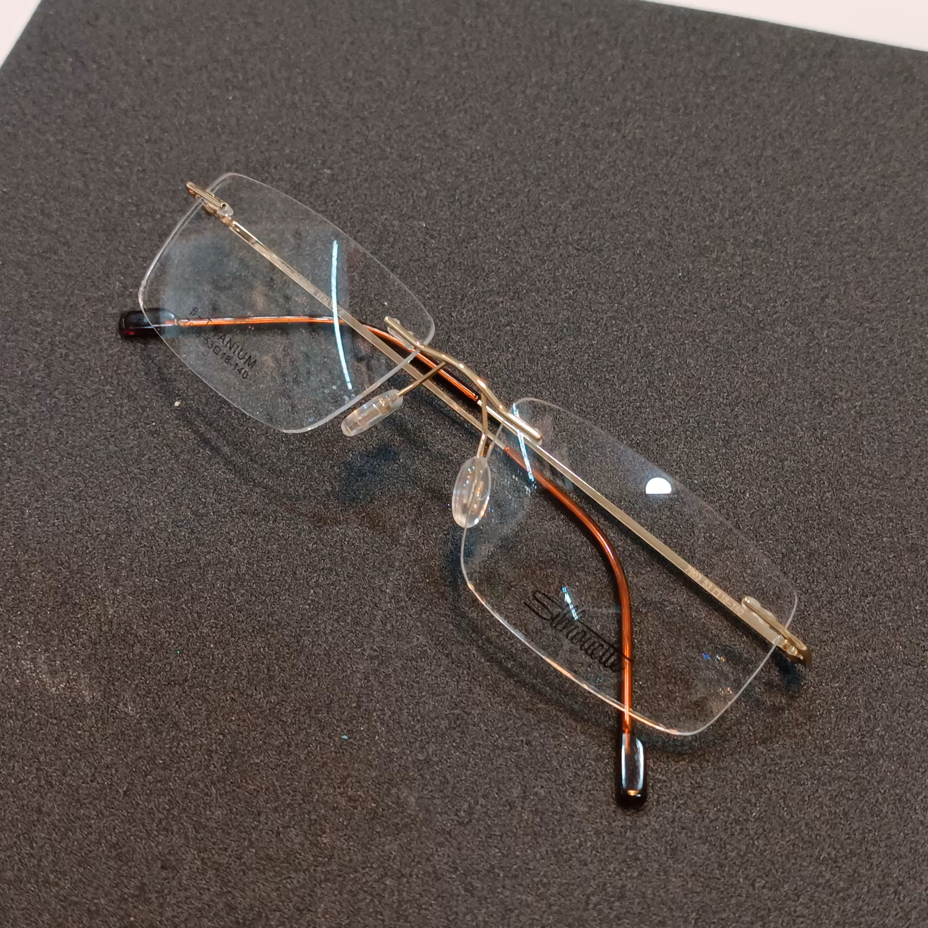 عینک طبی بی فریم طلایی با قابلیت تعویض عدسی های جدید نمره دار 