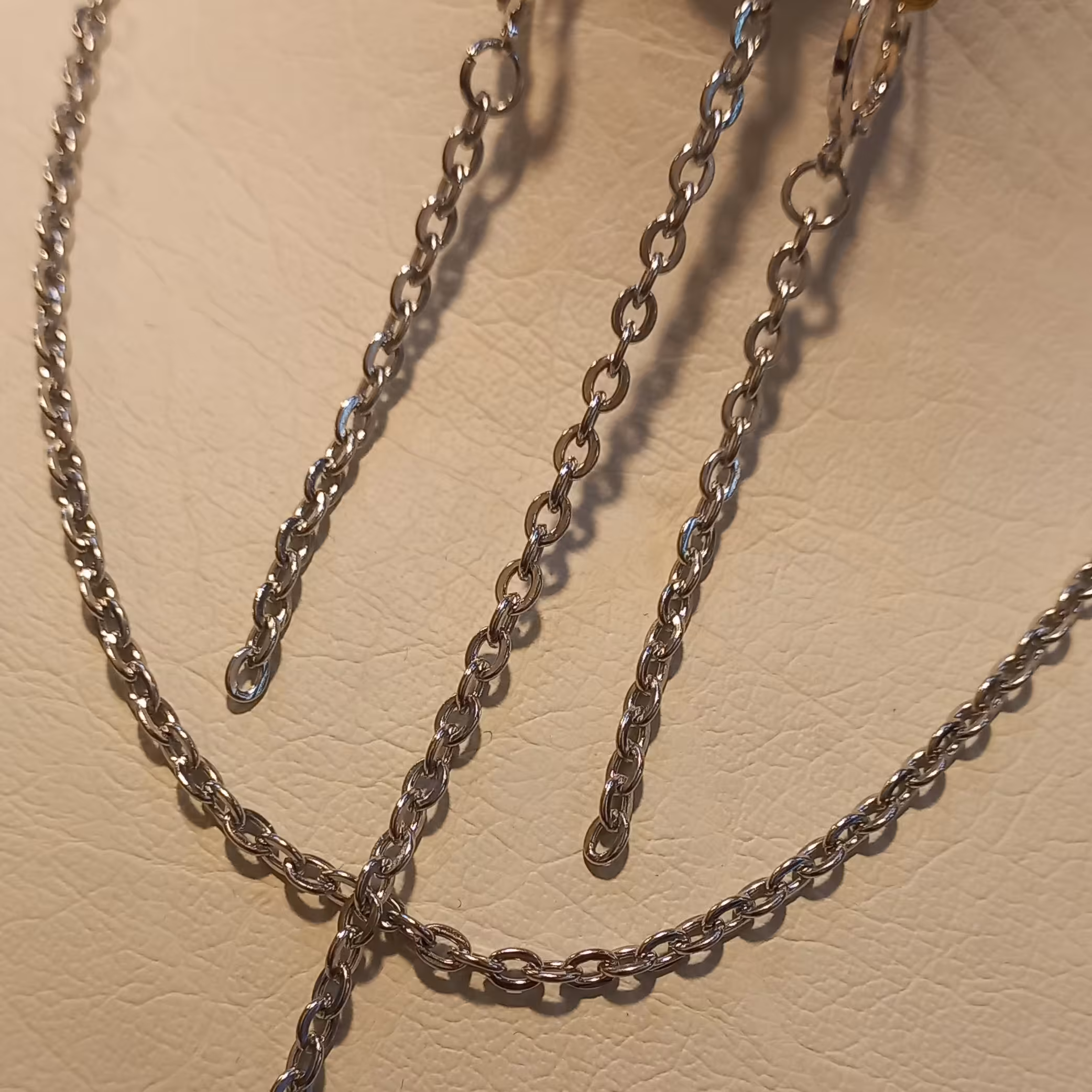 سرویس گردنبند و دستبند و گوشواره استیل رنگ ثابت طرح دیپلمات نقره ای