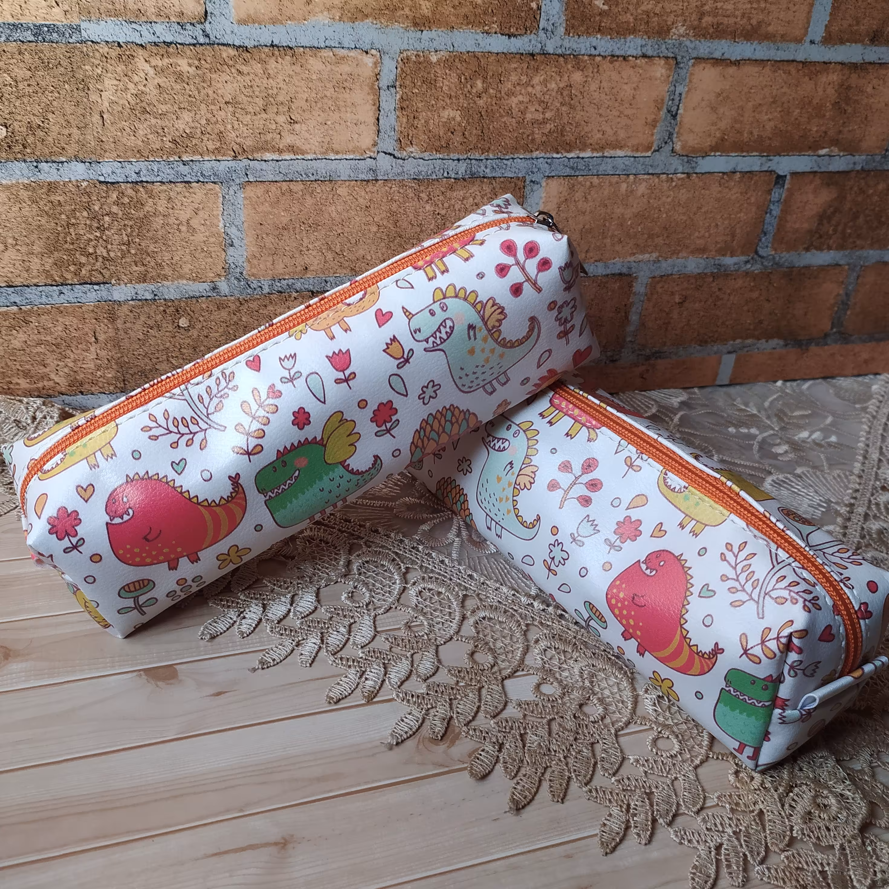 جامدادی چرم  فانتزی  طرح    دایناسور    جامدادی با تنوع بالای45طرح مناسب هدیه تک و عمده