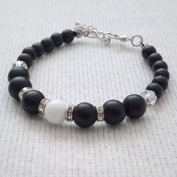 دستبند اسپرت با سنگهای اونیکس مات سفید و مشکی و کریستال شفاف 