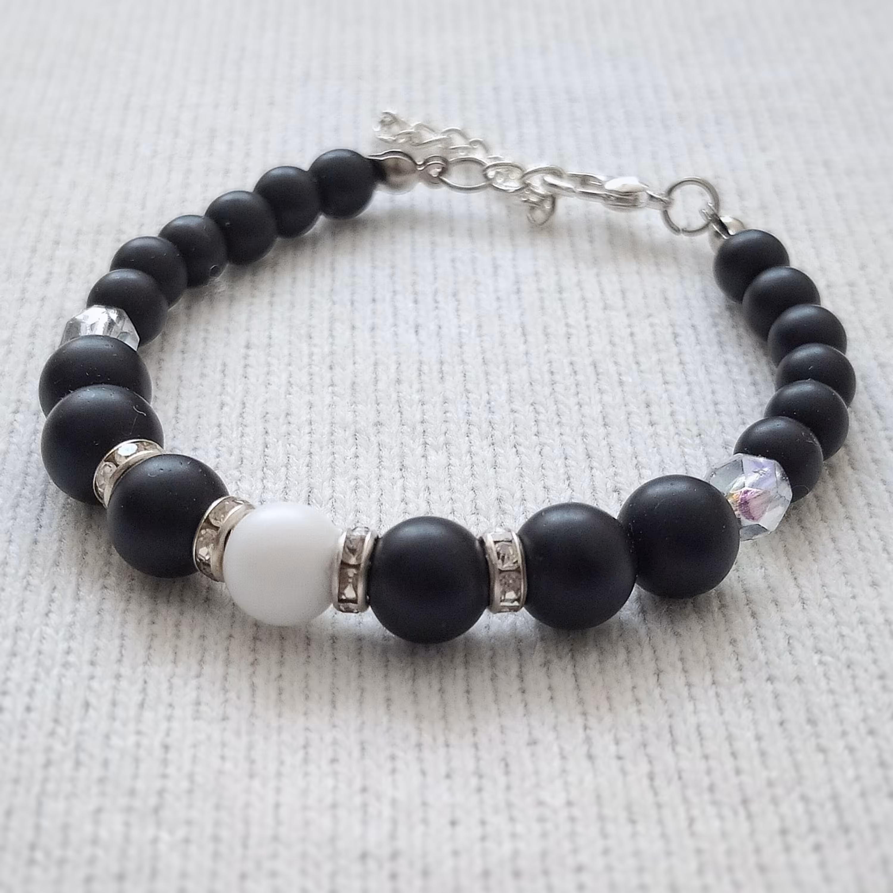 دستبند اسپرت با سنگهای اونیکس مات سفید و مشکی و کریستال شفاف 