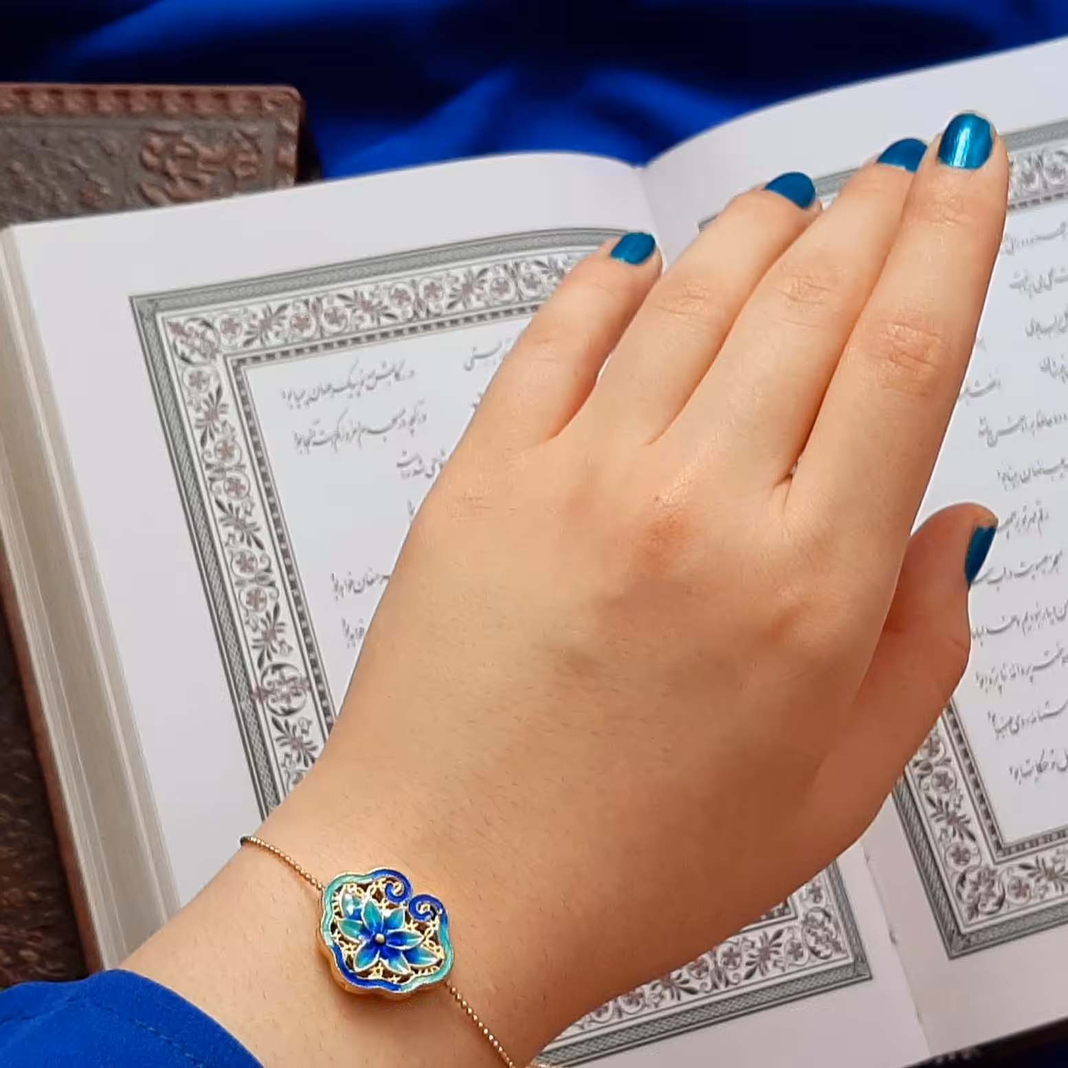 نیم ست طرح مینا جنس مینا کاری. نیم ست شامل دست بند و گردنبند میباشد 