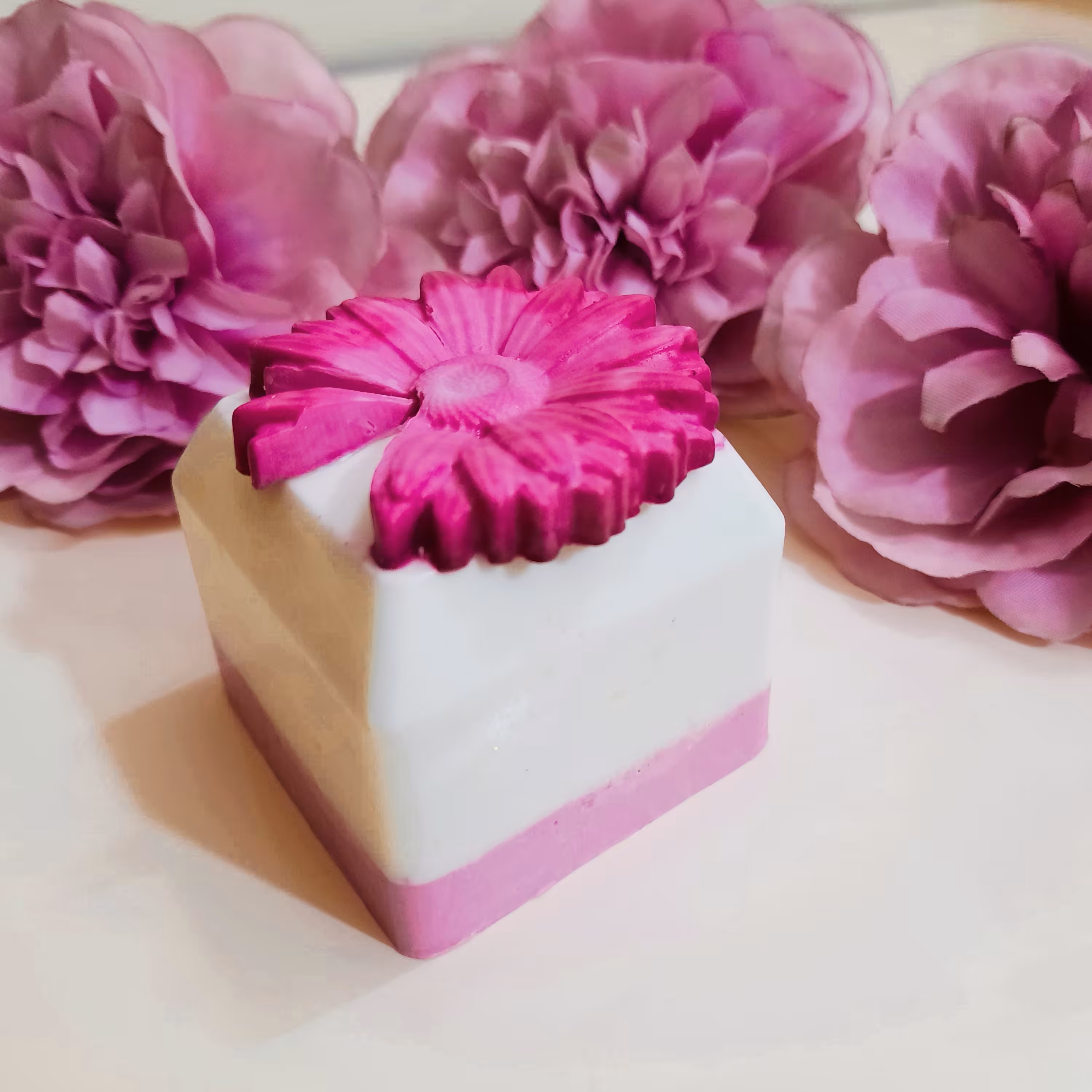 صابون گیاهی و درمانی دستساز طرح مکعب گل داوودی روغن  شی باتر،هسته انگور،سبوس برنج وزن104گرم،قیمت96000تومان