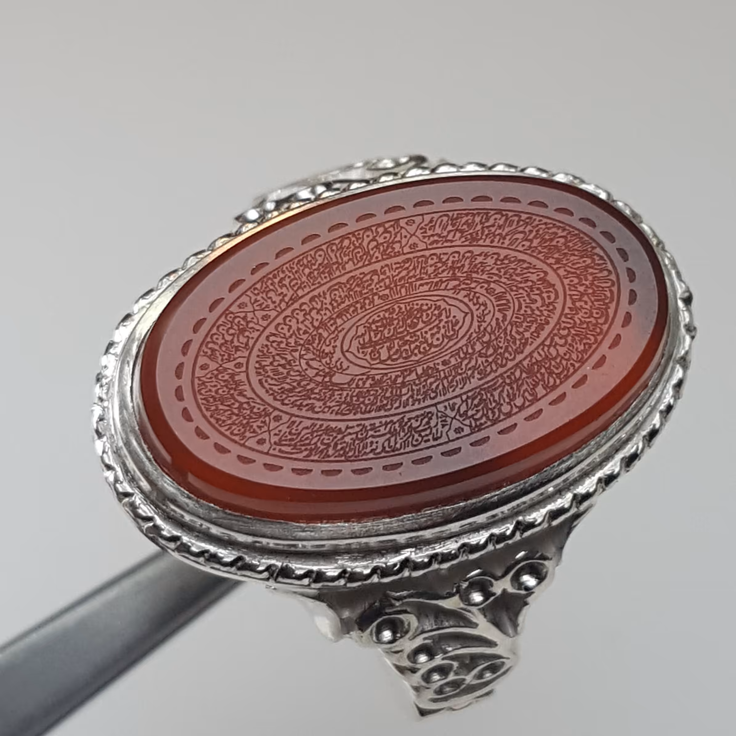 نگین عقیق یمن 
خط ریاض 
حرز امام جواد علیه السلام 
تربت امام حسین علیه السلام زیر نگین 
ابعاد 22 در 13 
رکاب دست ساز مدل