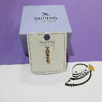 گردنبند برند Xuping از جنس مس و روکش طلا طرح بسیار و زیبا  با کیفیت مشابه طلا باپلاک طرح مستطیل پر نگین طلایی