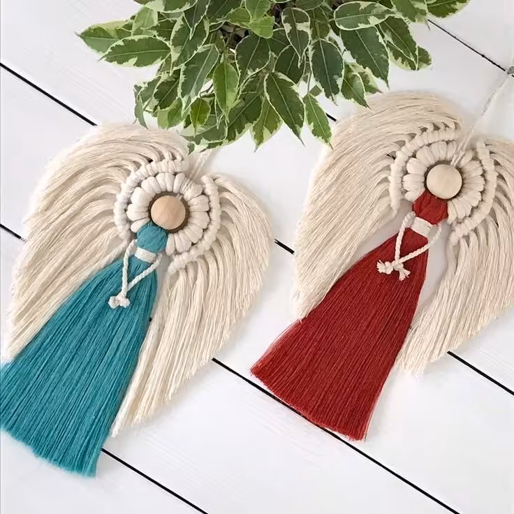 فرشته مکرومه بافی با دامن های رنگی