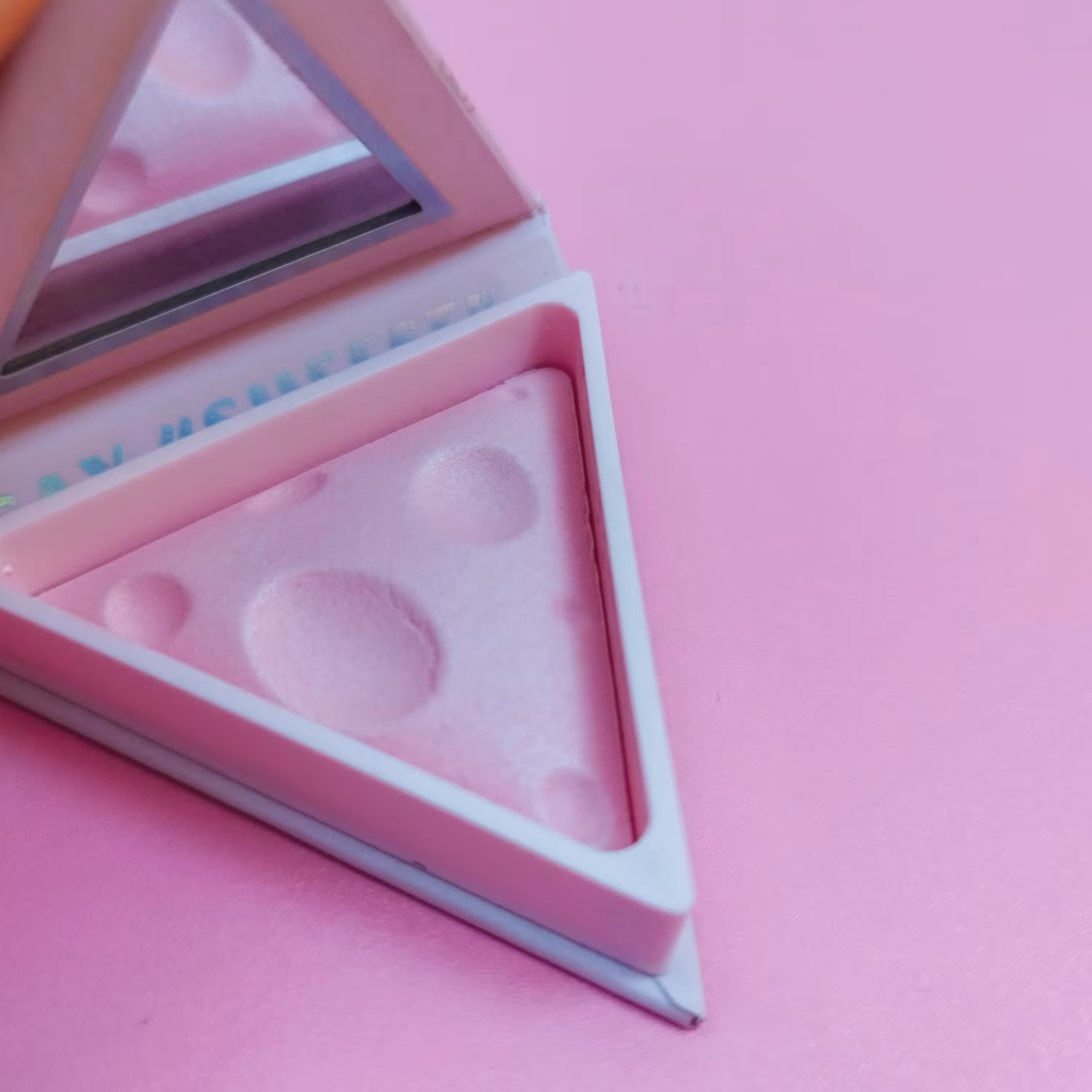 رژ گونه پنیری مثلثی