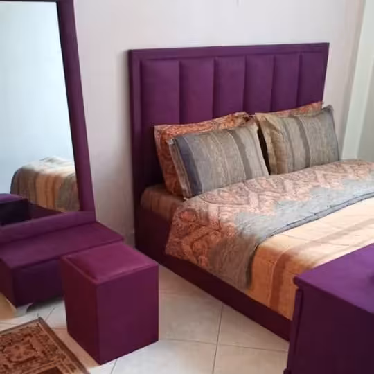 سرویس خواب (تخت خواب دو نفره همراه پاتختی و دراور و اینه و صندلی  .(ارسال بامشتری) (پس کرایه)