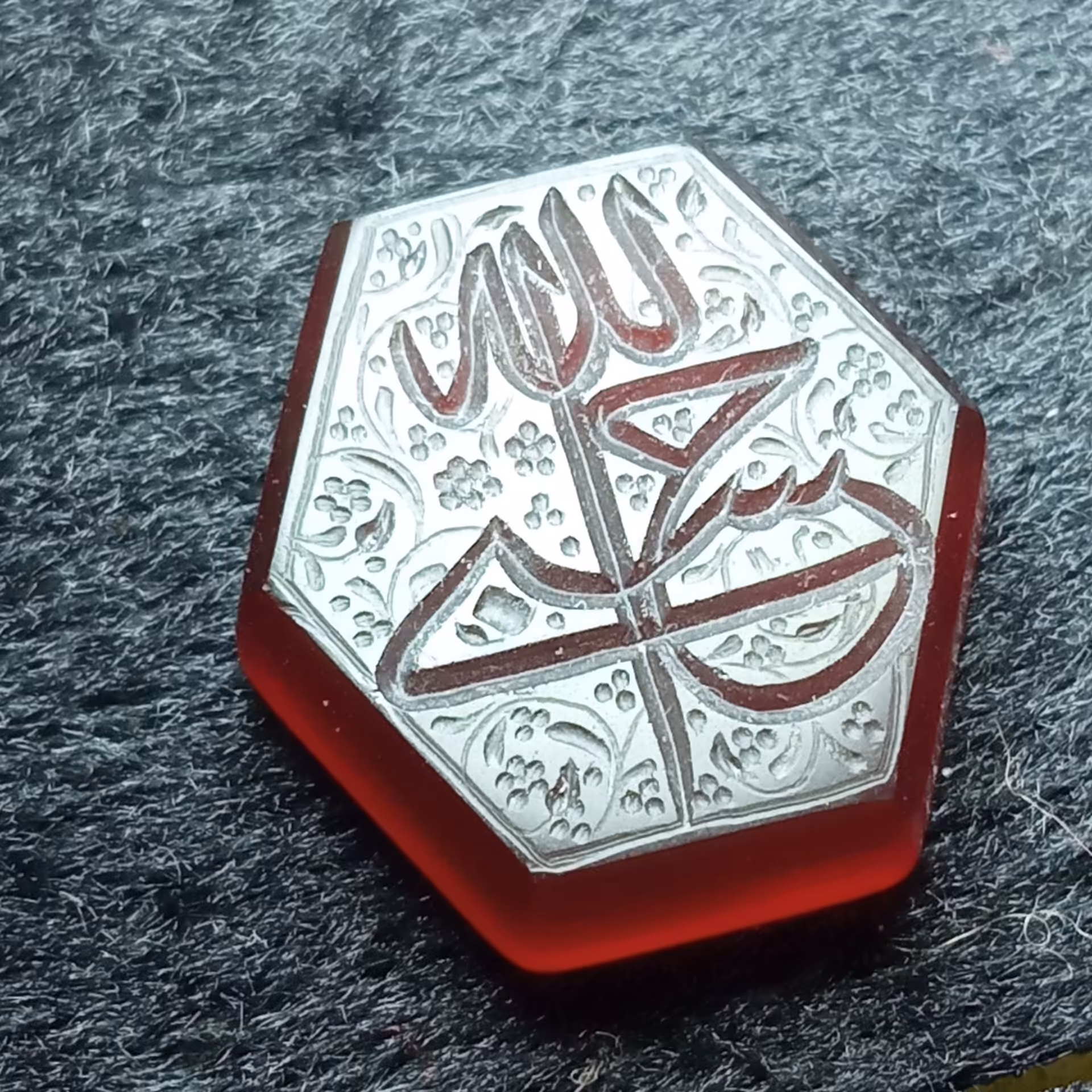 نگین عقیق حکاکی شده به ذکر حسبی الله بسیار زیبا