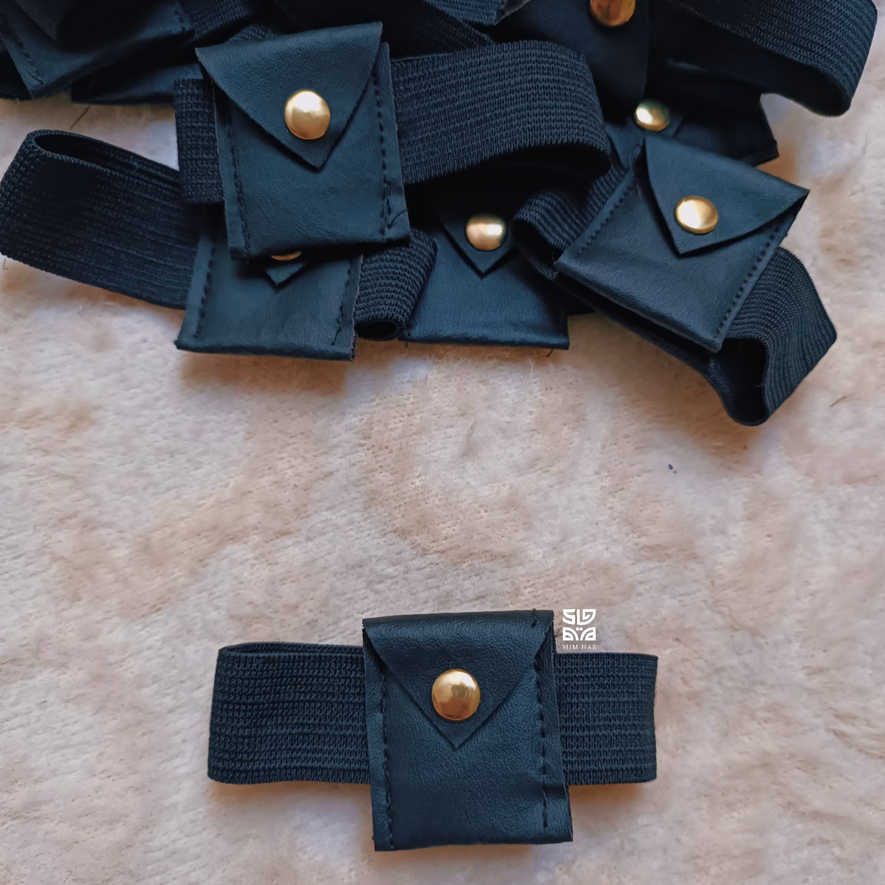 بازوبند چرمی دکمه خور مشکی