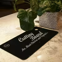 تخته گوشت شیشه ای ایلیکا مشکی بسیار محکم ضد خش مناسب برای سبزیجات سالاد وگوشت 