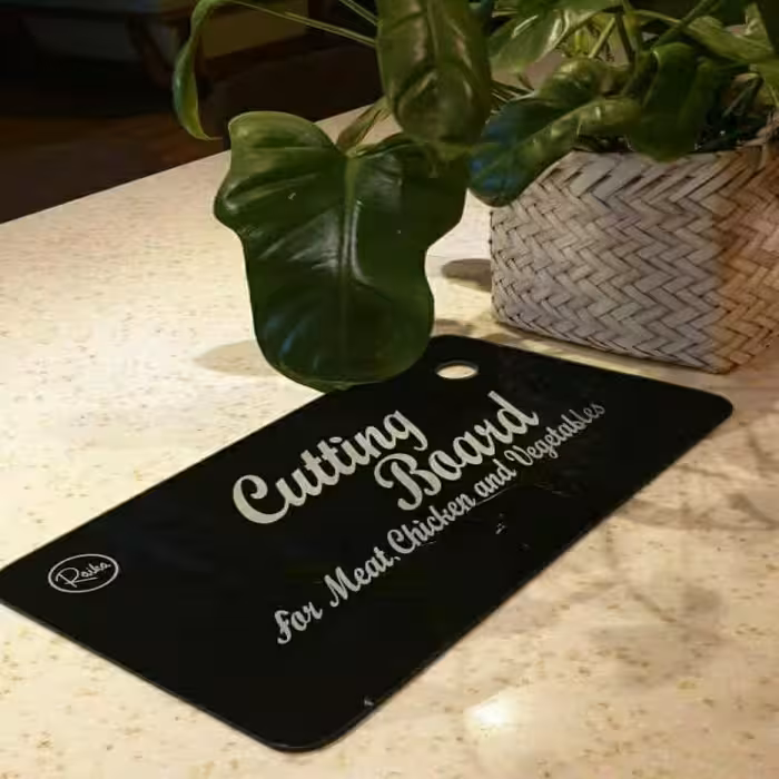 تخته گوشت شیشه ای ایلیکا مشکی بسیار محکم ضد خش مناسب برای سبزیجات سالاد وگوشت 