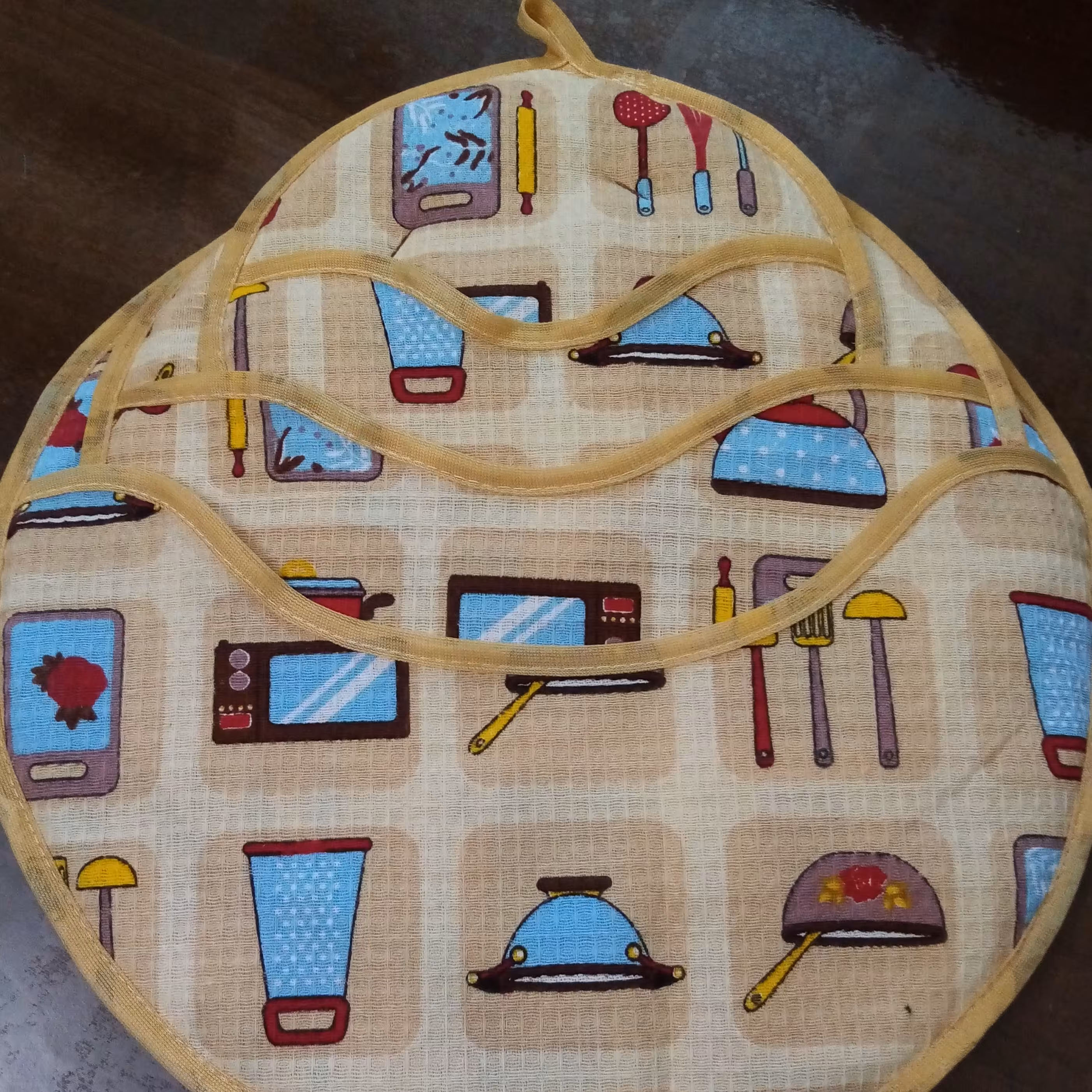 ست سه تیکه دمکن دوخته شده از سه لایه پارچه و الیاف ونوار دوزی شده مناسب برای آشپزخانه 