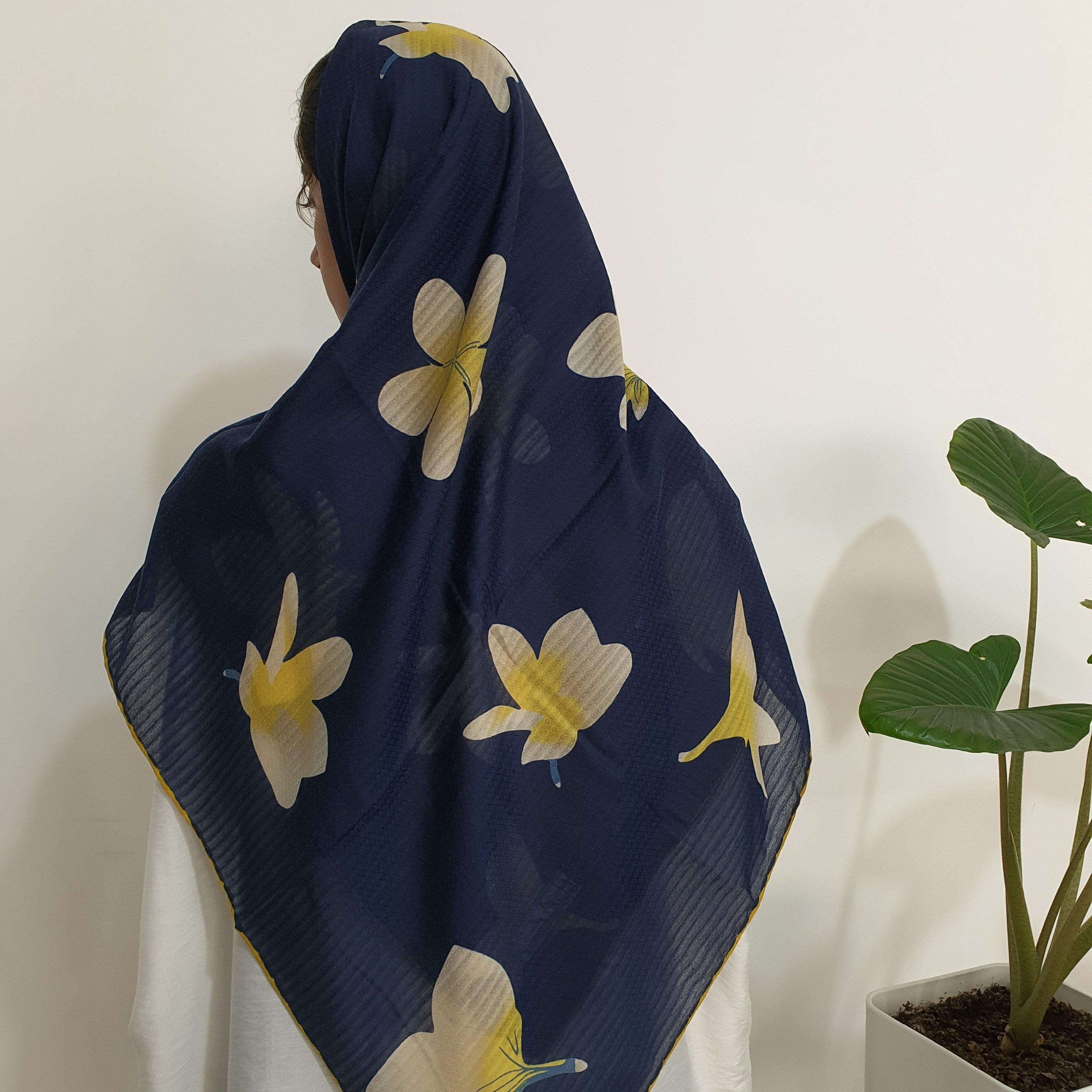 روسری نخی گلدار ،دور دوخت، کیفیت عالی، قواره:140