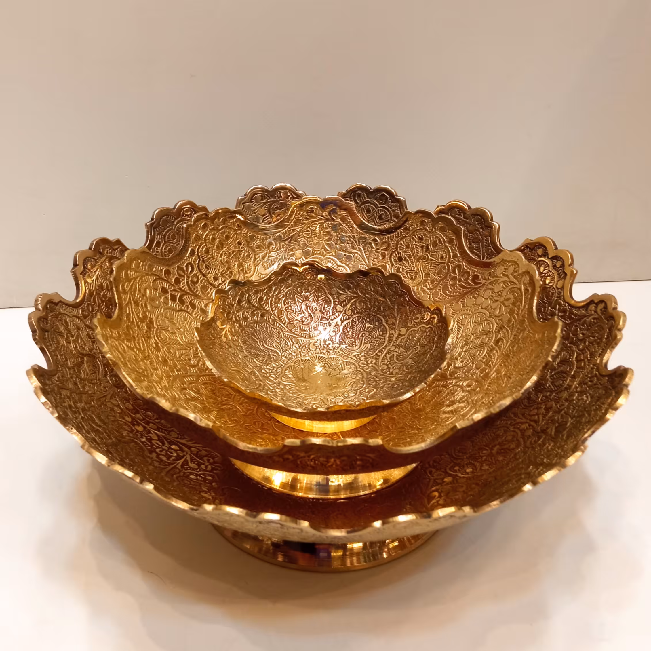 ست پذیرایی سه پارچه هندی طلایی پرکار و سنگین بسیار زیبا و شکیل