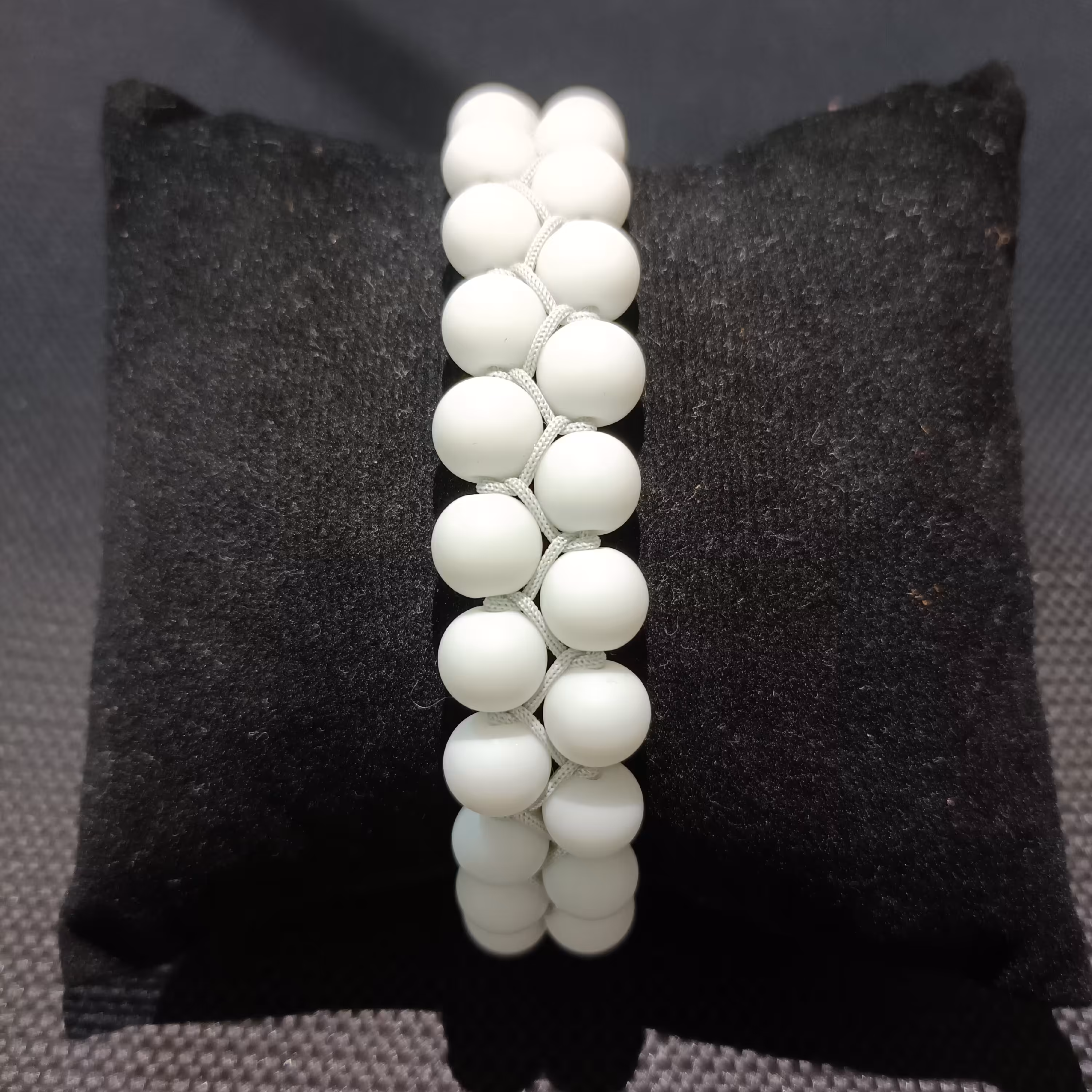 دستبند دو ردیفه شیک بند دانه سفید مات و بند طوسی تک آویز