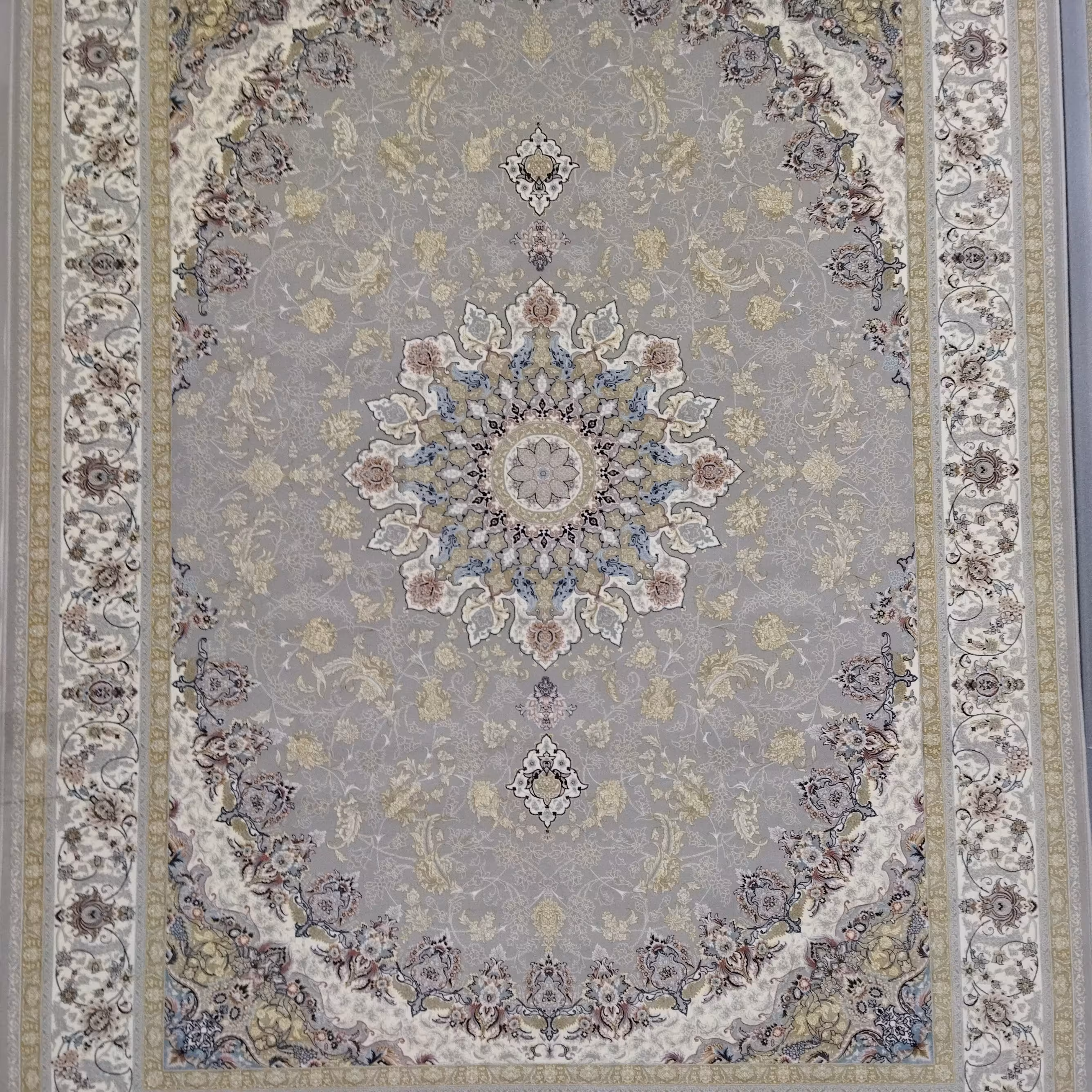 فرش پاتریس 1050شانه طرح سرو فیلی 6متری