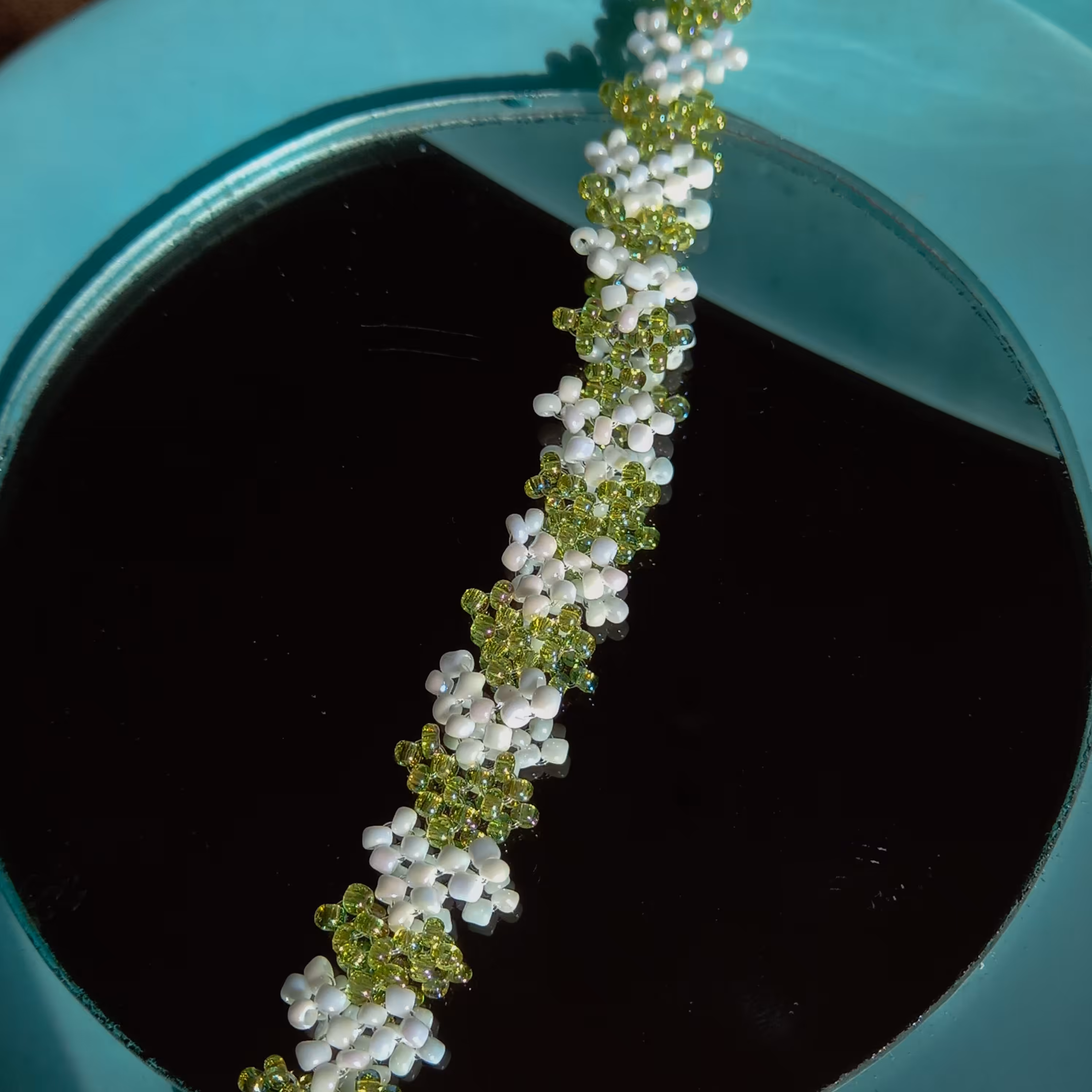 دستبند منجوقی طرح قلب کد 109    دو رنگ با قفل پیچی در انواع رنگ بندی 