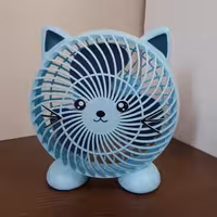 پنکه شارژی مدل گربه، دارای 3 پره پلاستیکی ،  رنگ آبی ، قابل استفاده با باطری