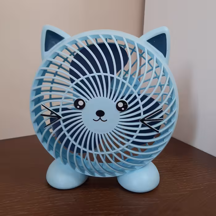 پنکه شارژی مدل گربه، دارای 3 پره پلاستیکی ،  رنگ آبی ، قابل استفاده با باطری