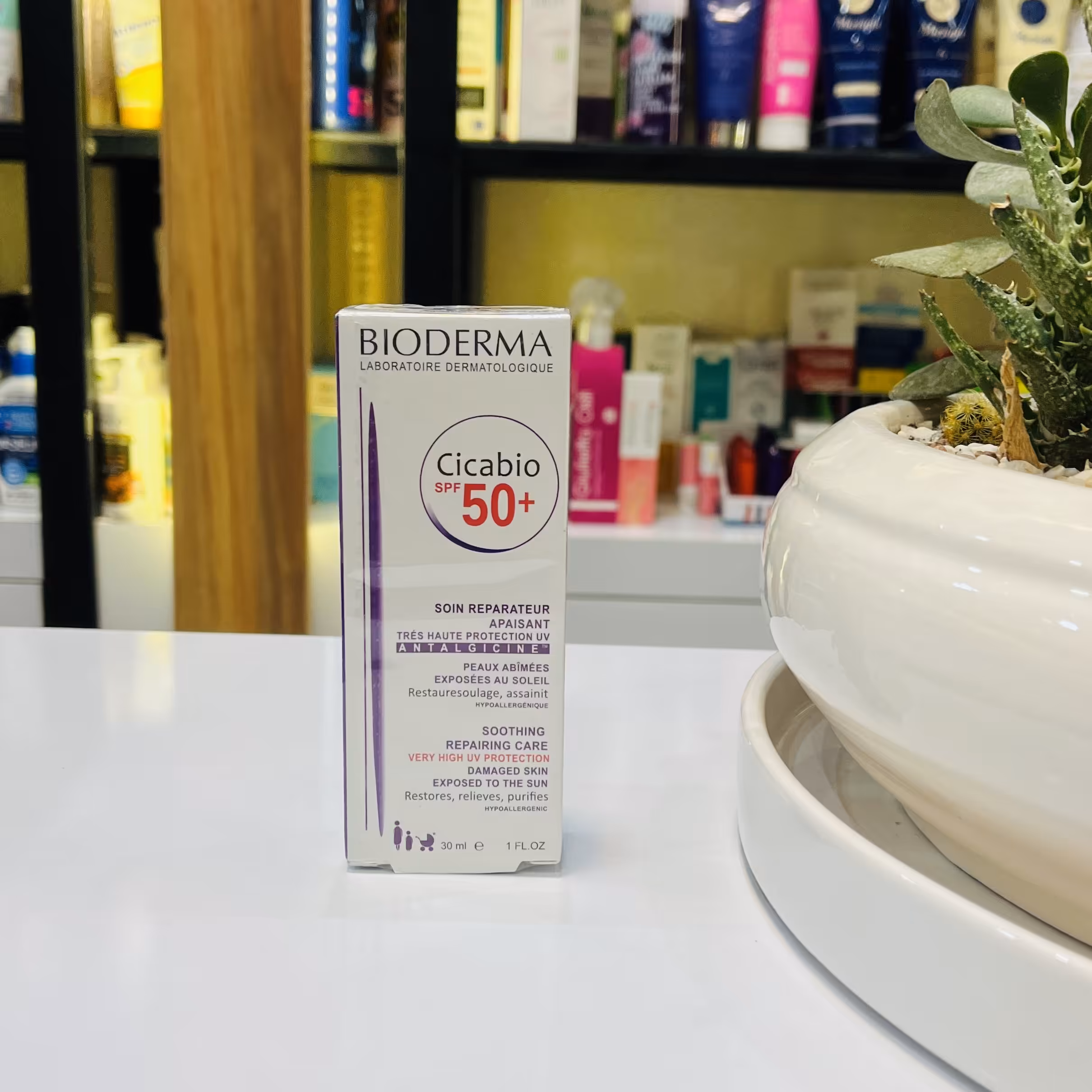 کرم ضد آفتاب و ترمیم کننده بایودرما مدل سیکابیو SPF 50 حجم 30 میلی لیتر 
