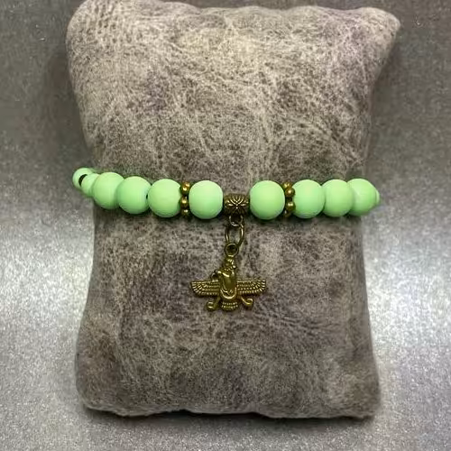 دستبند مدل آسانسوری با مهره های سبز رنگ فسفری و خرج کار برنزی مدل فروهر 