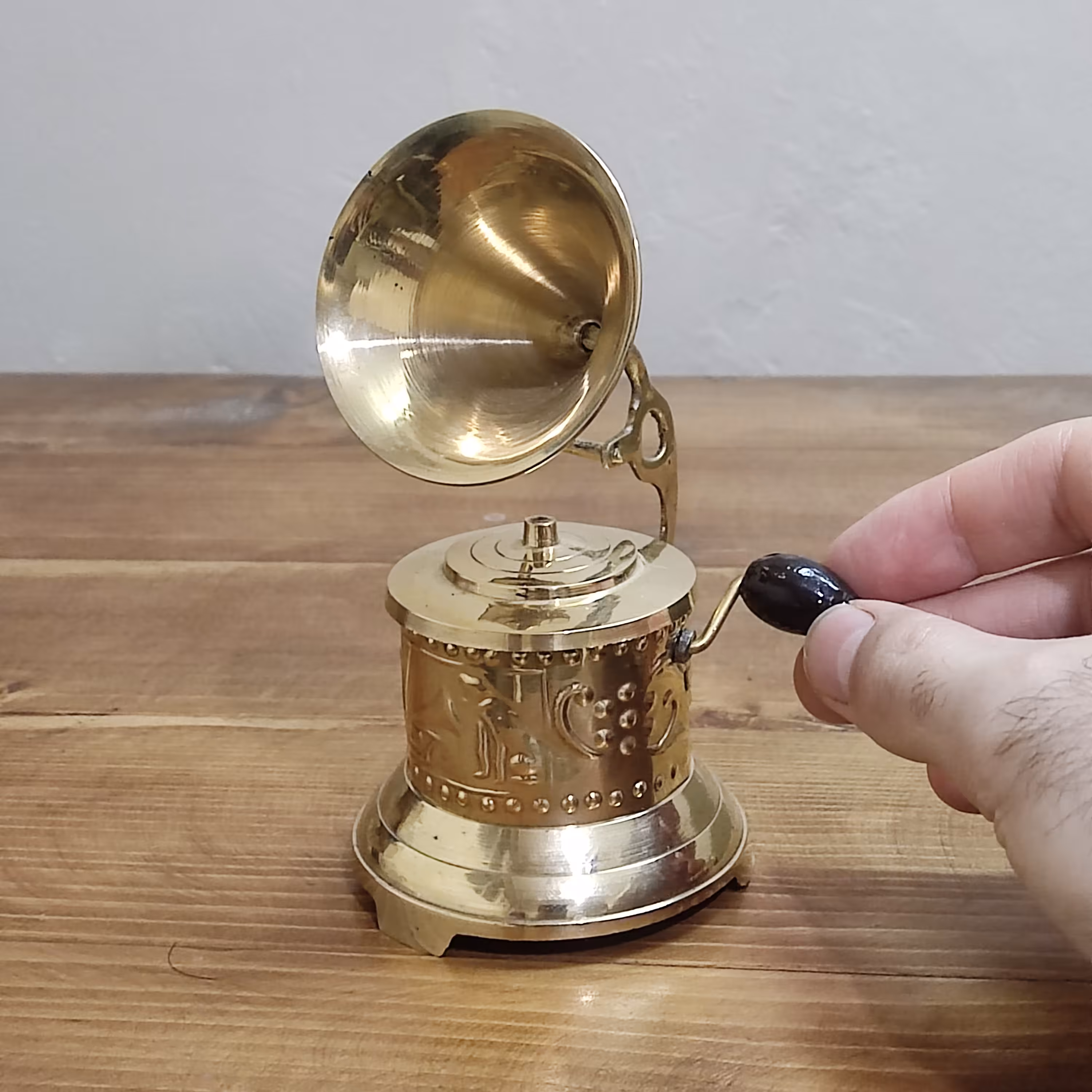 گرامافون برنجی هندی مدل گرد تزیینی دکوری بسیار زیبا با سطح کیفیتی درجه یک  تزئینی کلکسیونی و قابل شستشو بدون تغییر رنگ