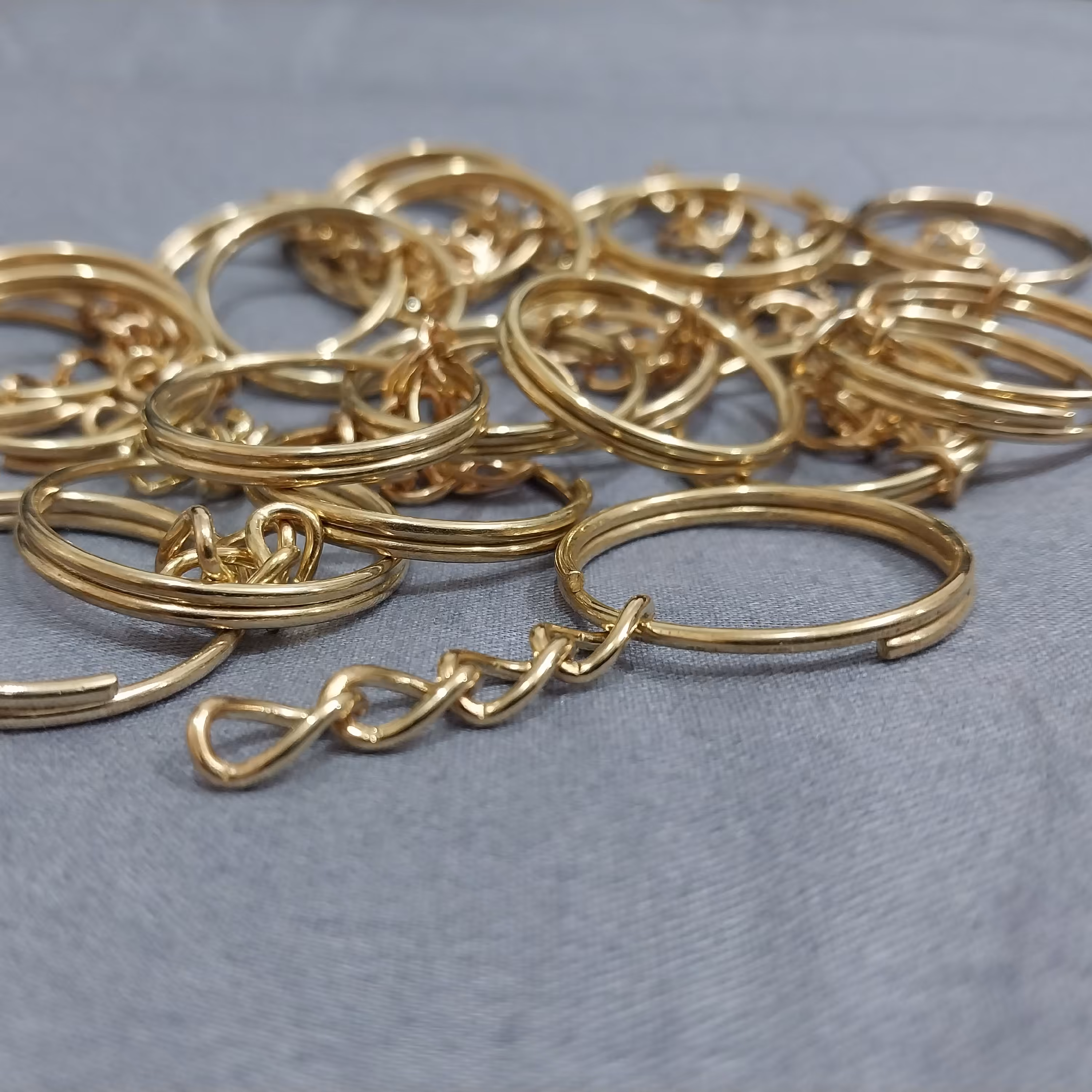 حلقه جاکلیدی طلایی پک 50تایی زنجیر دار فلزی 25میلیمتری طلایی حلقه جاسوییچی گرد  سرکلیدی جا کلیدی  عمده جنس خوب