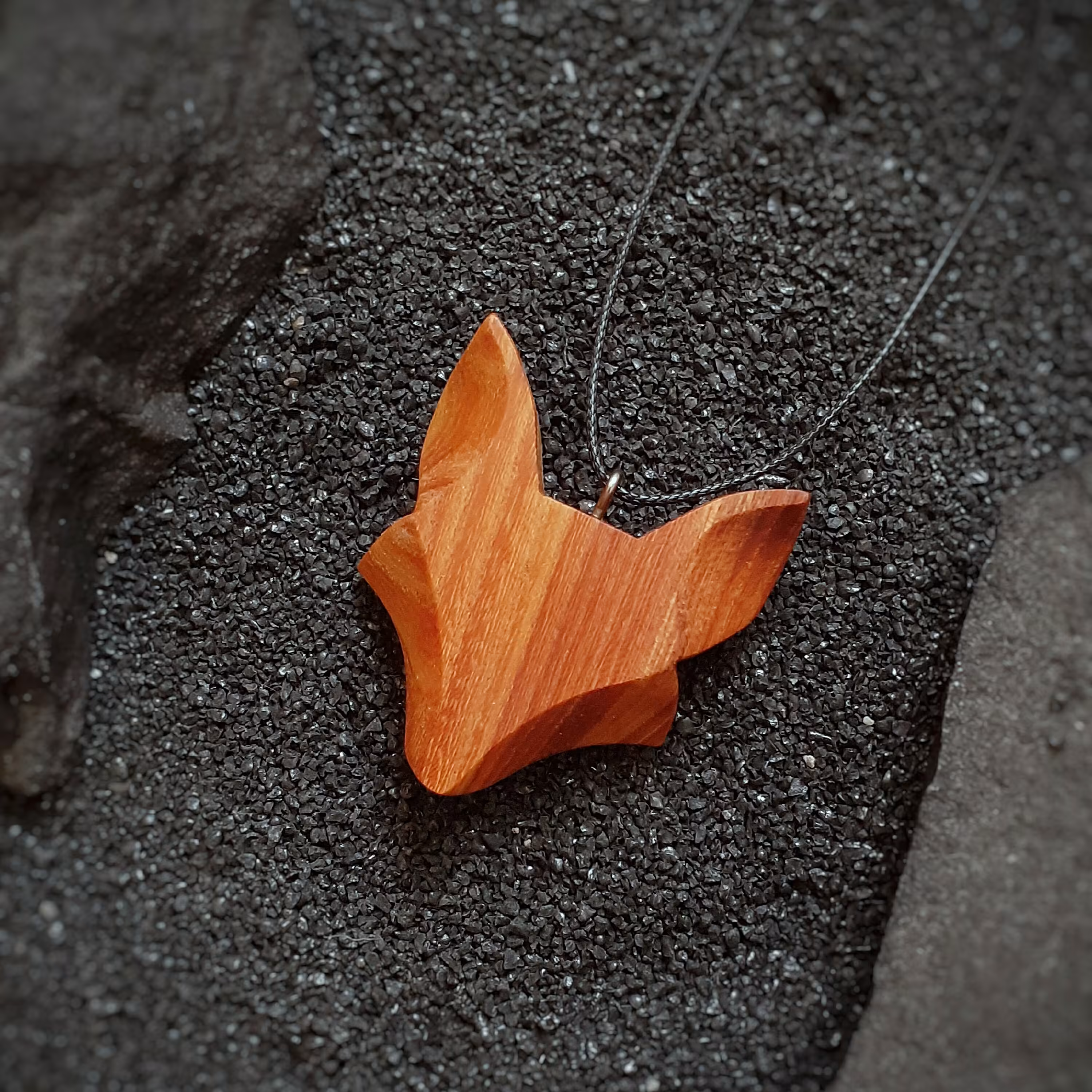 گردنبند دستساز روباه،ساخته شده از چوب آزاد تیره ارسال رایگان بهمراه جعبه چوبی