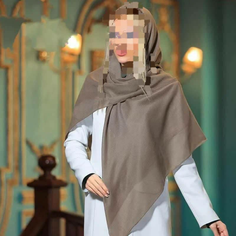 روسری نخی ساده منگوله دار با رنگ های بسیار زیبا و چشم نواز در ابعاد 140در140 در 8رنگ زیبای سفیدیشمی طوسی زرشکی