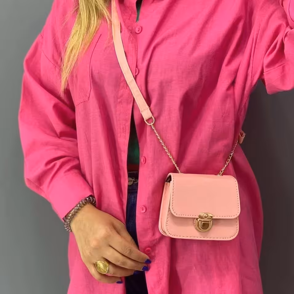 کیف دخترانه کیف پاسپورتی جنس چرم مصنوعی دارای بند دوشی چرمی زنجیری در رنگبندی کرم مشکی نقره ای 