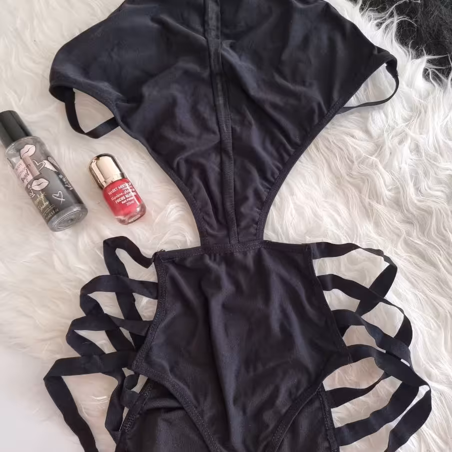 
لباس خواب فانتزی 
تک رنگ مشکی
سایز بندی 38 تا 46
