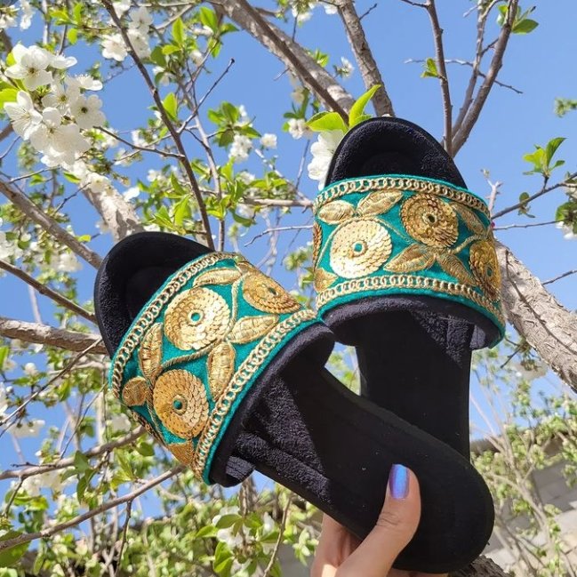 صندل با نوار تزئینی سبز رنگ