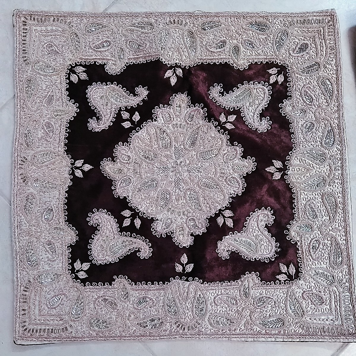 رومیزی دست دوزی شده سرمه دوزی شده سه تیکه قهوه ای تیره