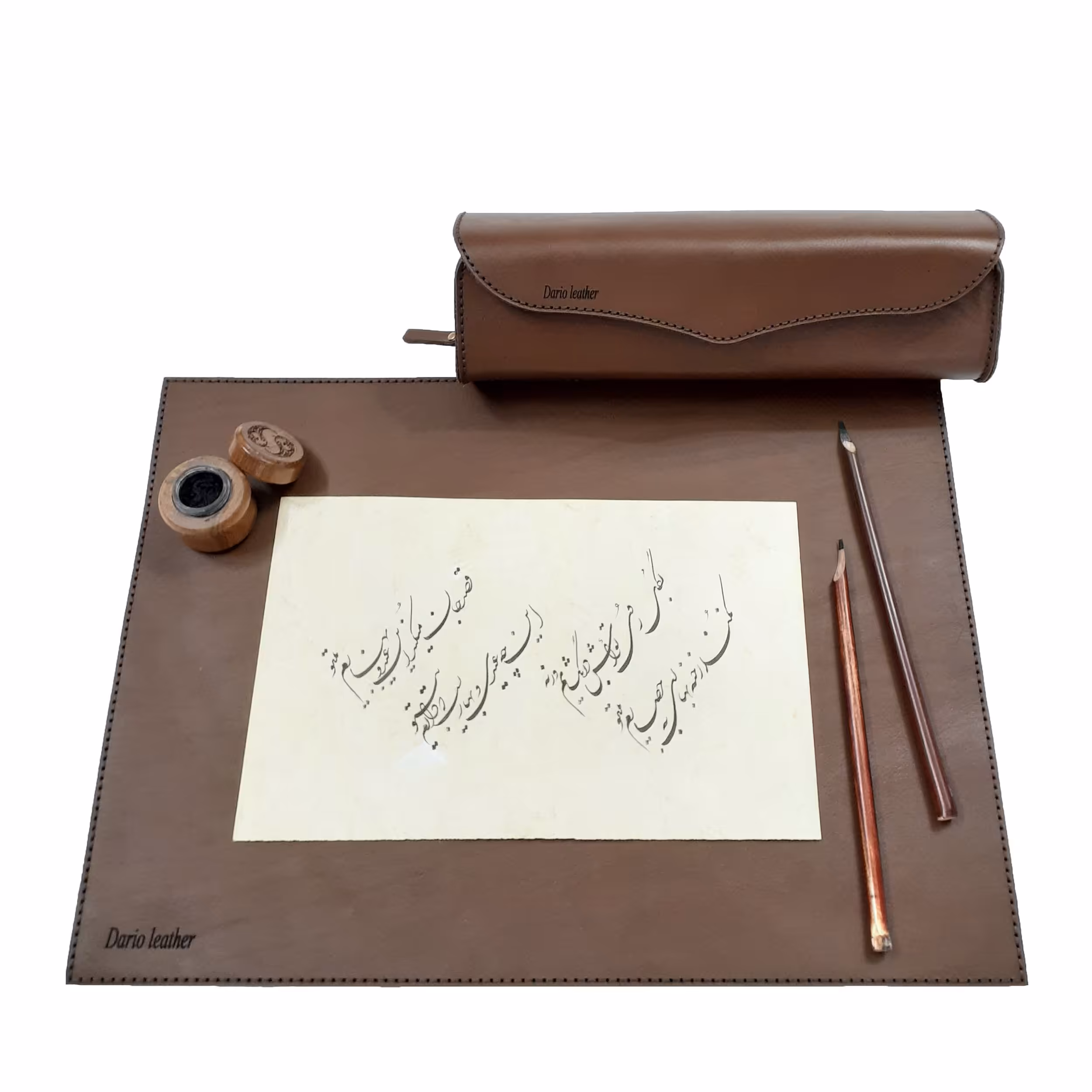 ست زیردستی خطاطی (یک رو) و جاقلمی چرم طبیعی داریو