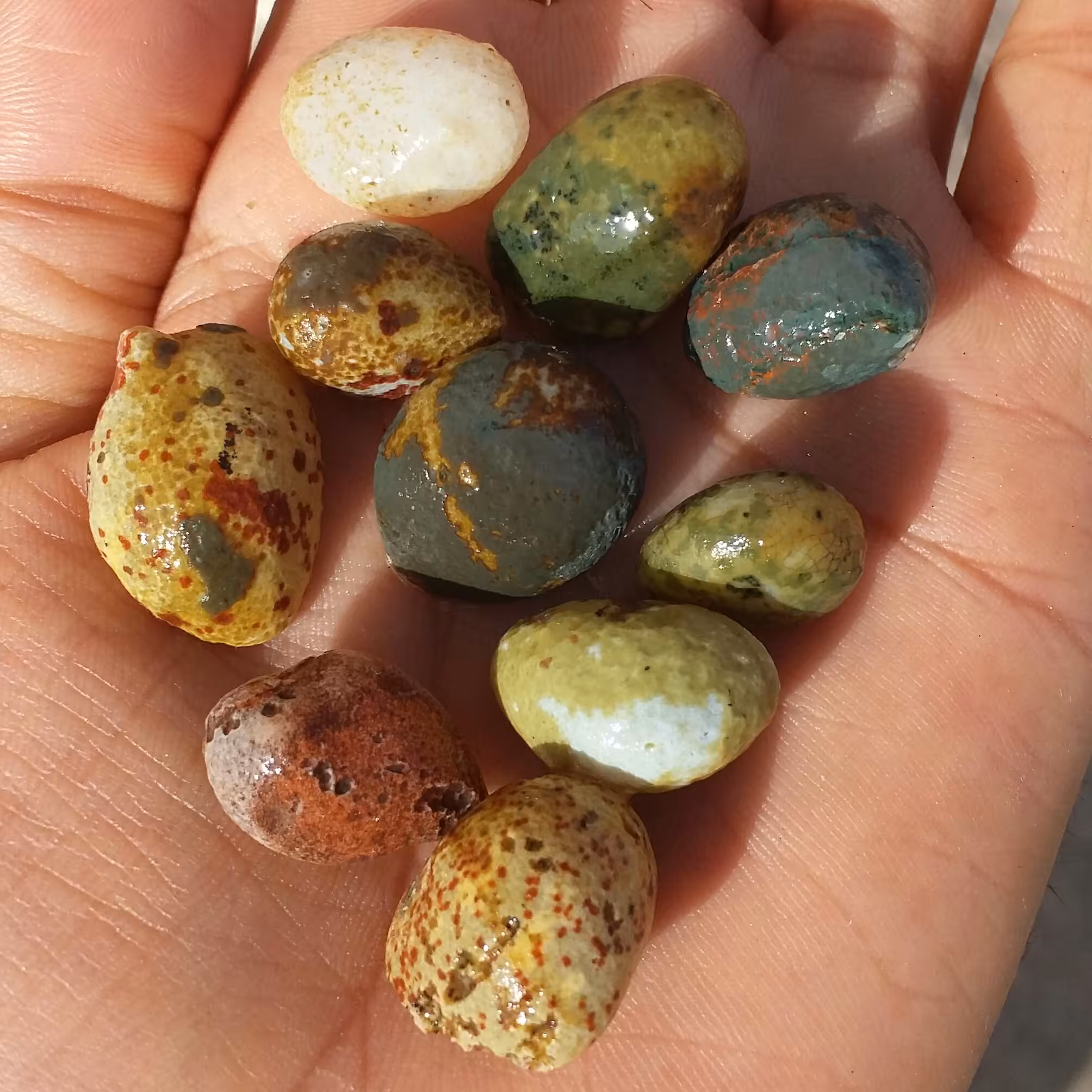 مجموعه 10 عددی سنگ راف خام عقیق ریز نقلی برش نخورده 100در100 طبیعی سرشار از خواص شاهکار خلقت 
ملقب به سنگ شانس
کد 10247
