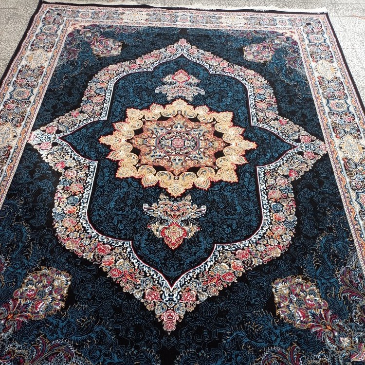 فرش ماشینی 12متری ارزان کاشان 440 شانه نقشه کارینا زمینه سرمه ای