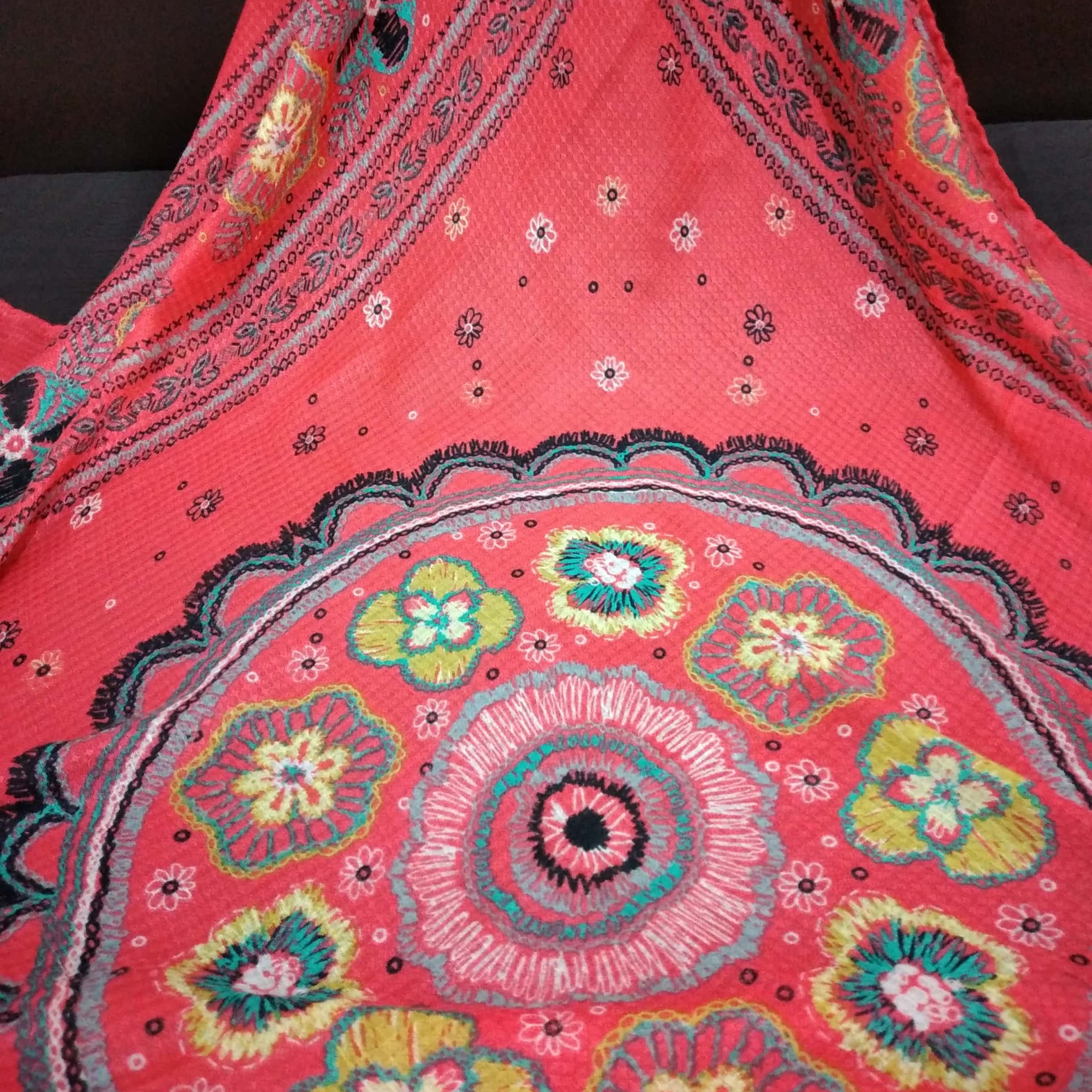 نخی دور دست دوز.خوشرنگ و باکیفیت.تک رنگ موجود