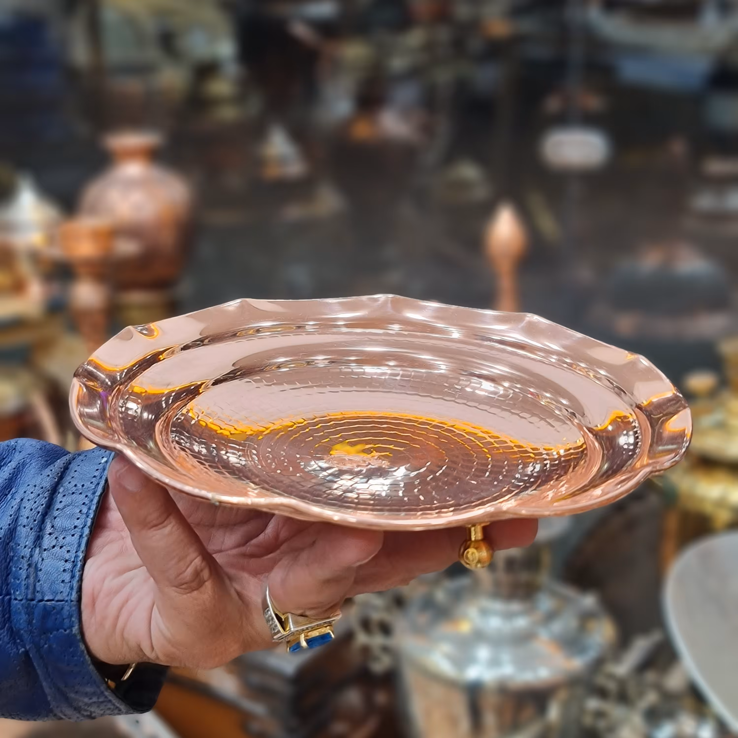 پیش دستی مسی نانو قطر 20 سانت با وزن 272 گرم مناسب پذیرایی دارای 3 پایه برنجی