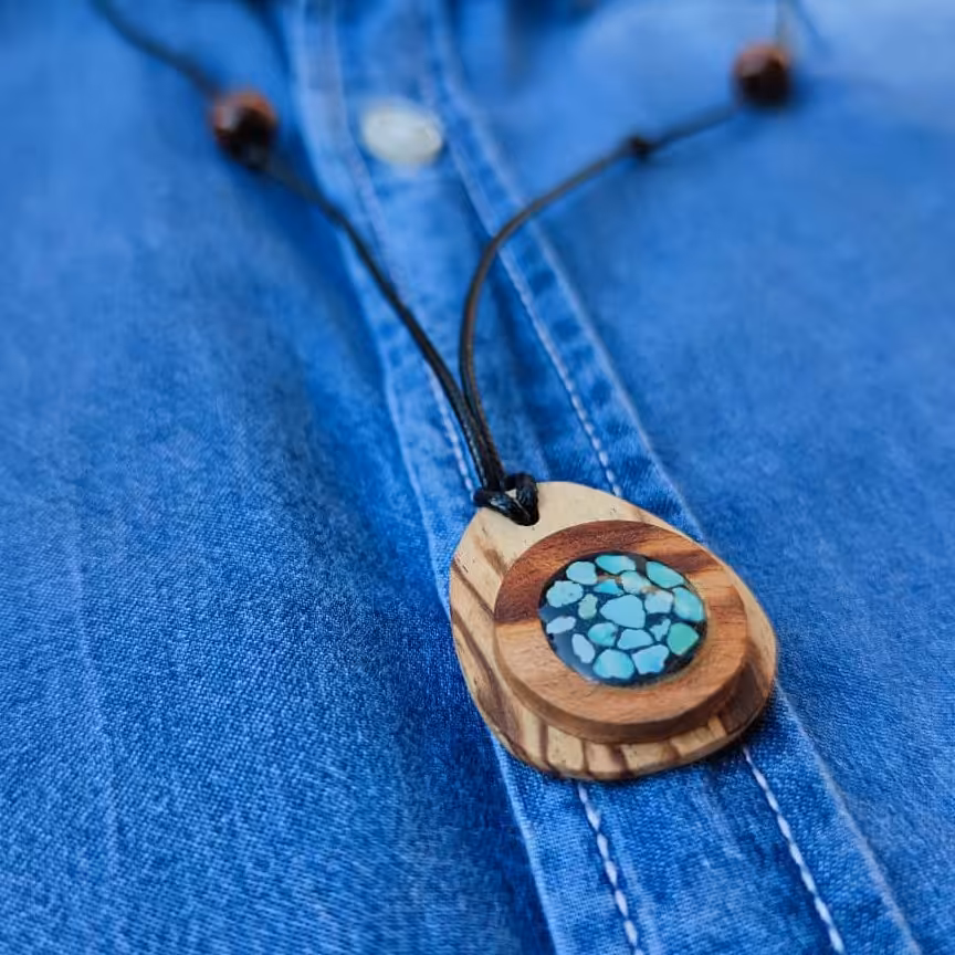 گردنبند چوبی طرح فیروزه کوبی