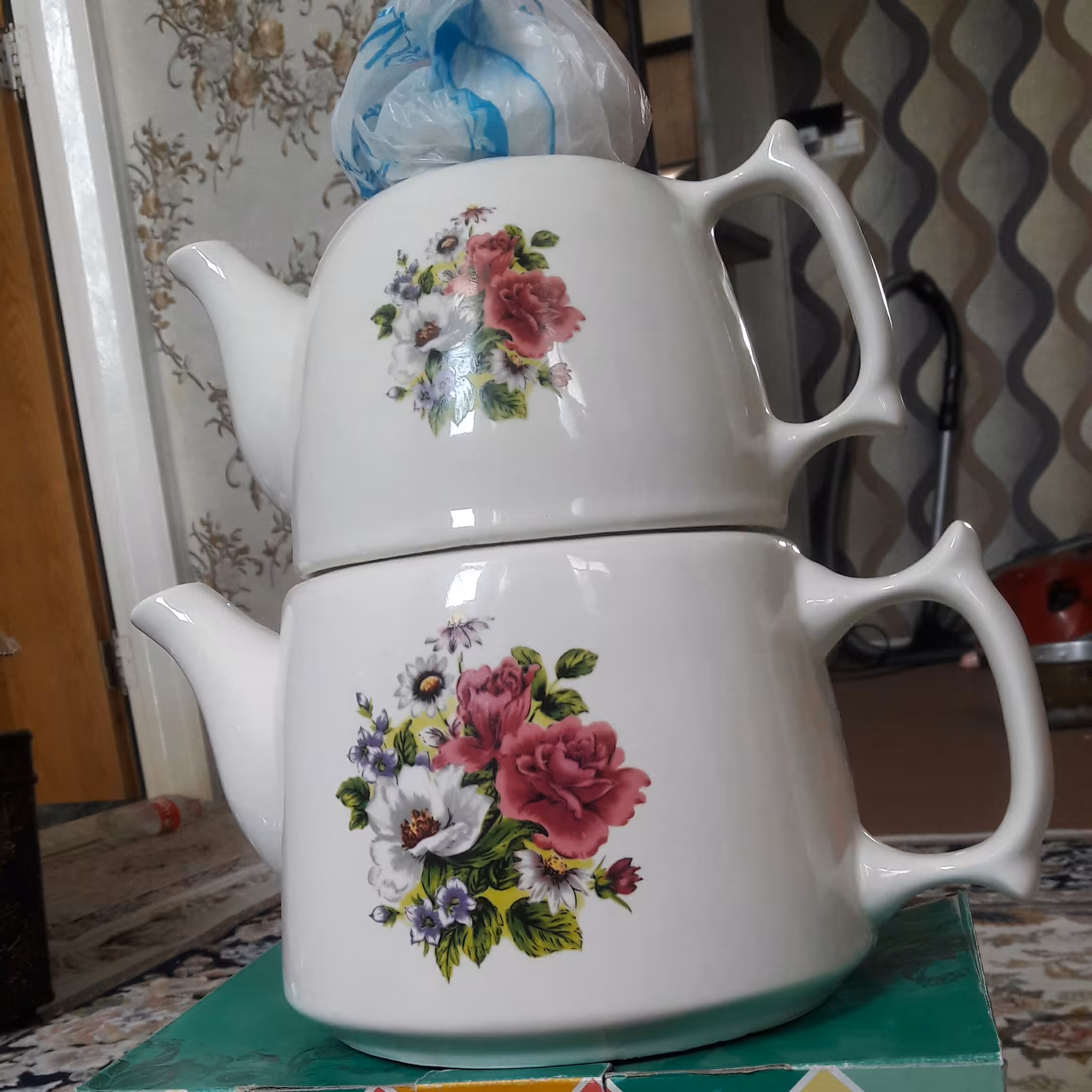 کتری  قوری  چینی  طرح  دار  جنس عالی  برای عروس  خانمها