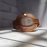بازوبند چرم طبیعی مردانه دارای حک اسامی ائمه برند چرم پلاس