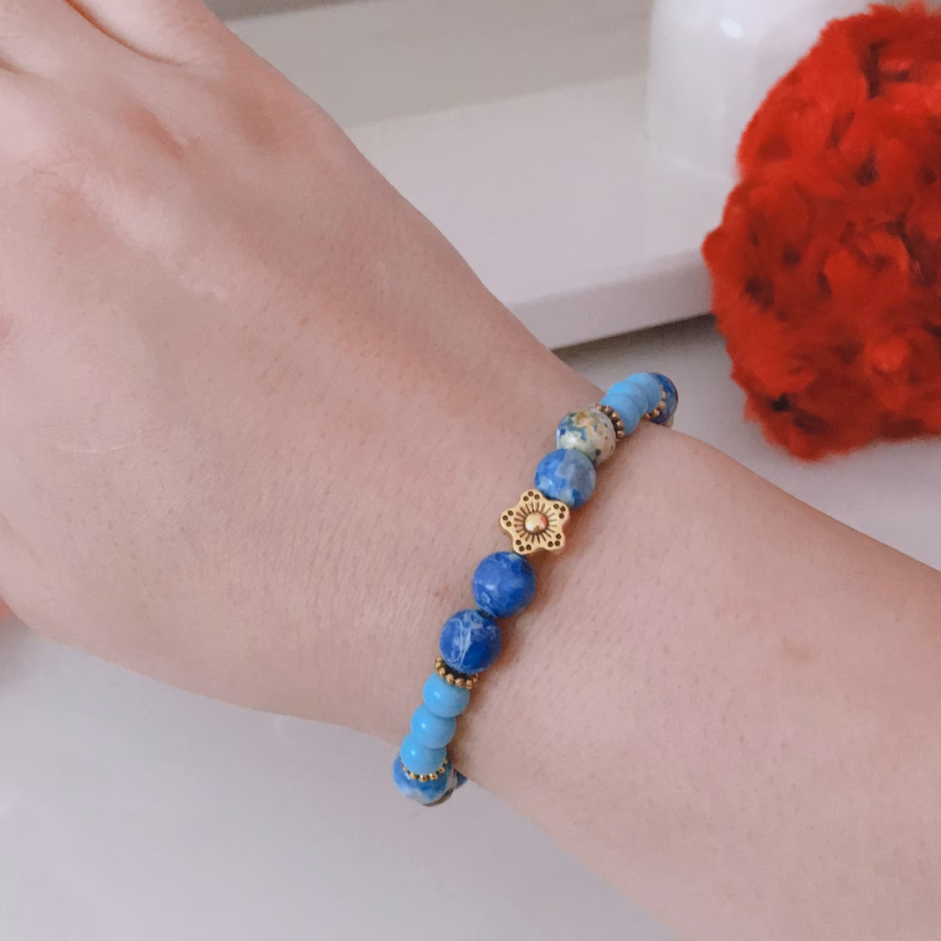 دستبند مهره ای سنگی آبی رگه دار با پلاک گل