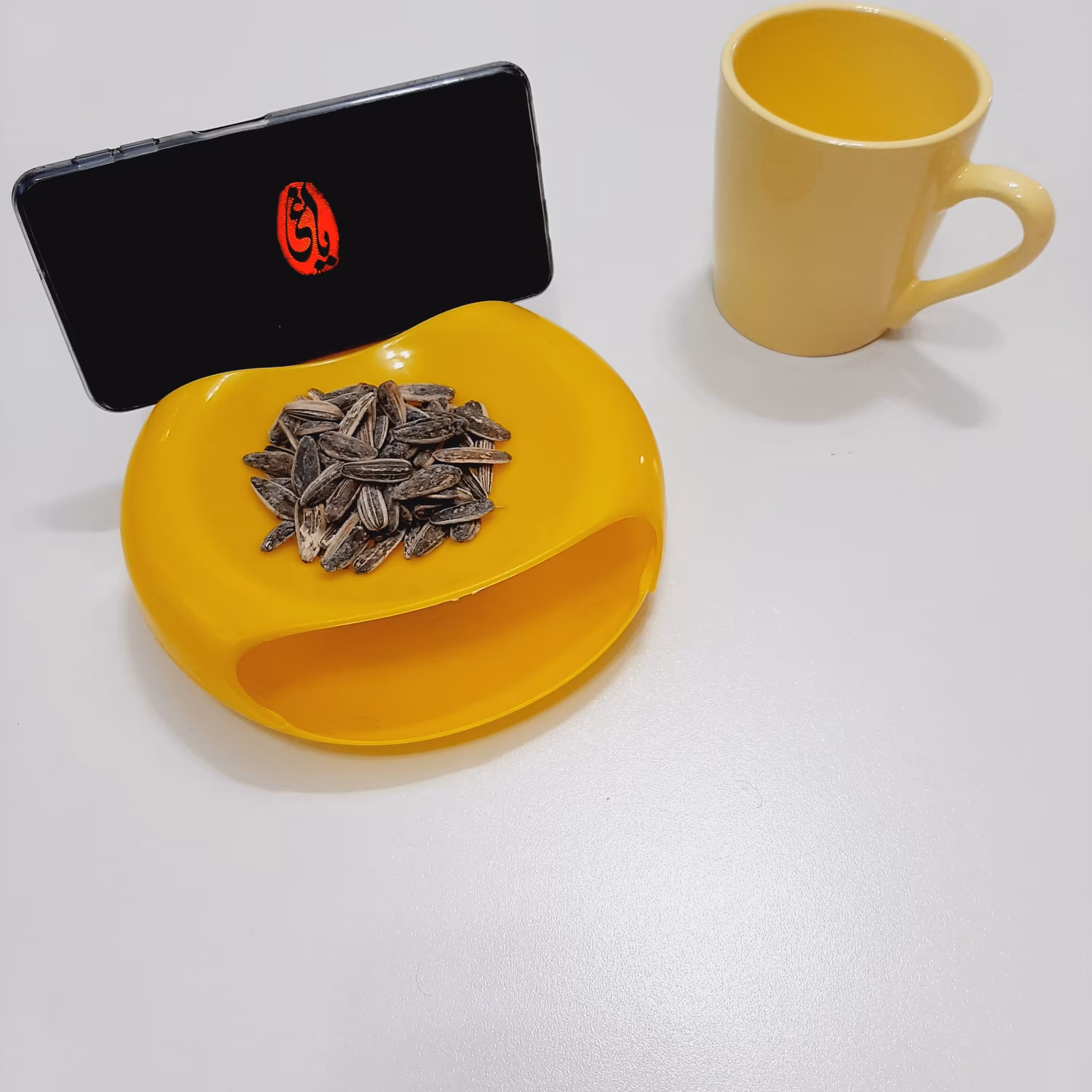 ظرف تخمه خوری پلاستیکی باجای موبایل