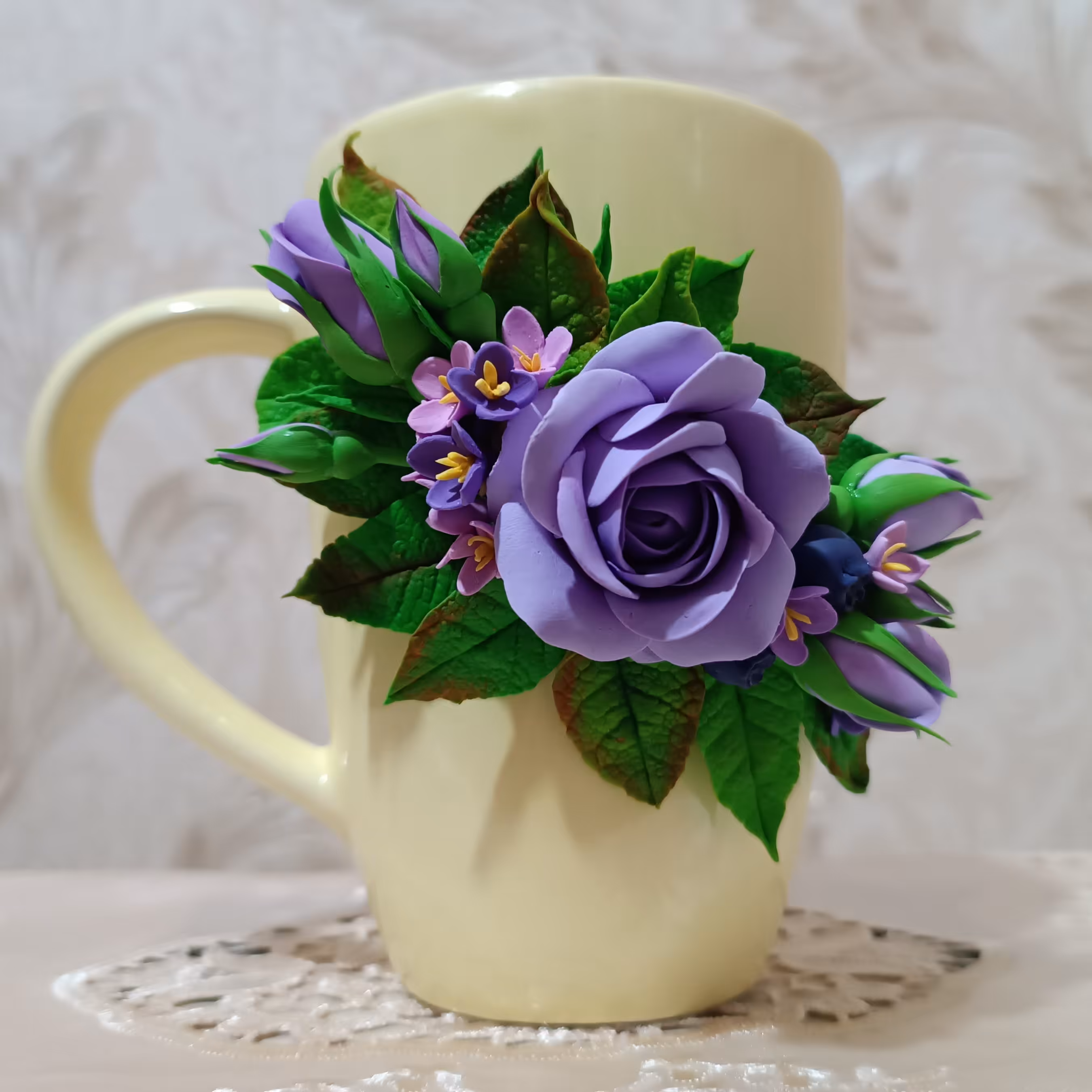 ماگ سرامیکی با گل های رز  دست ساز، قابل شستشو با خمیر شرکتی مرغوب، مناسب جهت نوشیدنی های سرد و گرم، سایز ماگ بزرگ